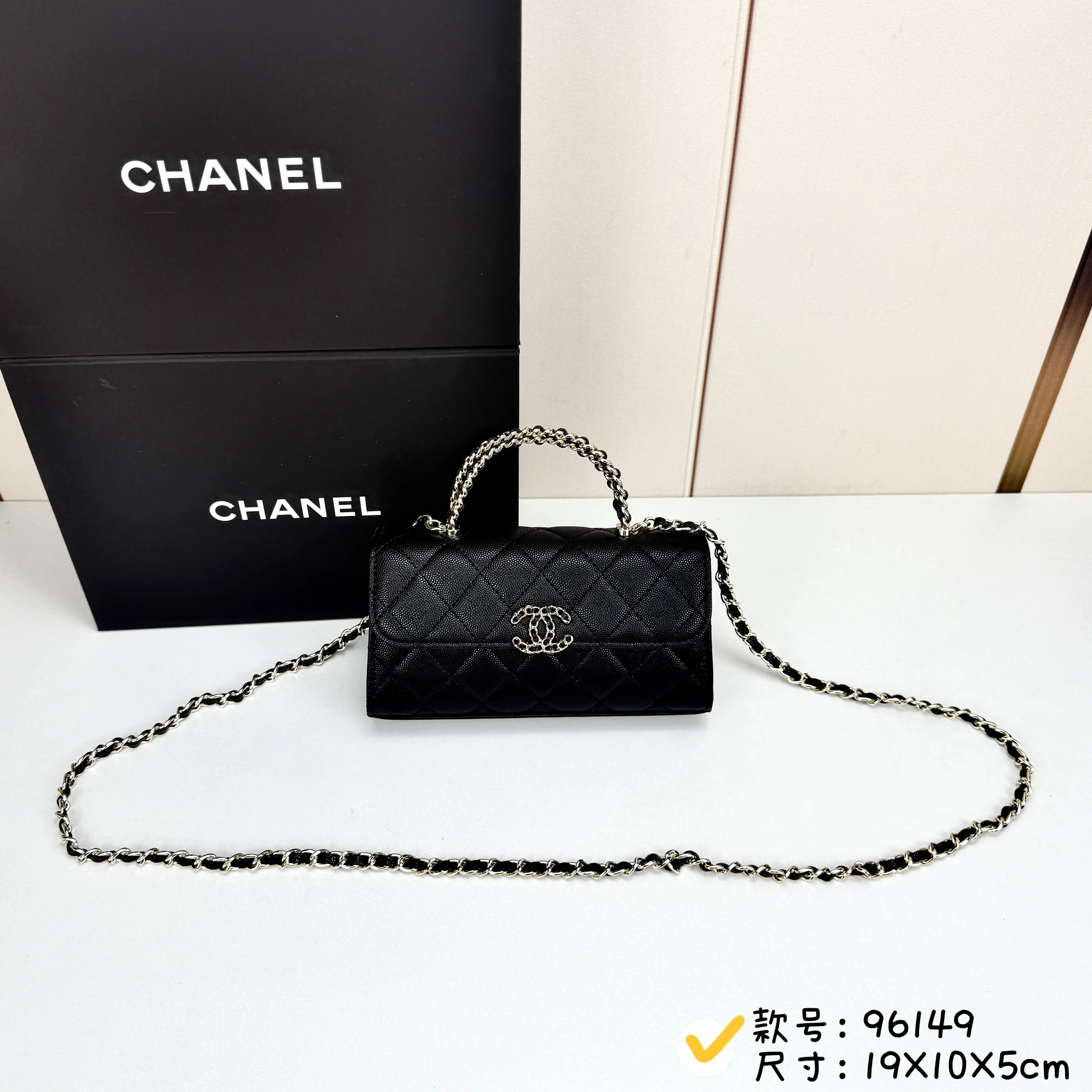 Chanel ハンドル付きケリーバッグ 革チェーンデザイン・ハンドル付き・持ち手は2本の革チェーンが交差したデザイン・ライトゴールドのクラシックな金具。手持ちもショルダーも可能です。スモール・ケリーのショルダーストラップは、平均的な身長の方にぴったりで、長すぎず、あの「太めの」モデルよりも短めです。チェーンをバッグの中に収納することもでき、手持ちならよりエレ