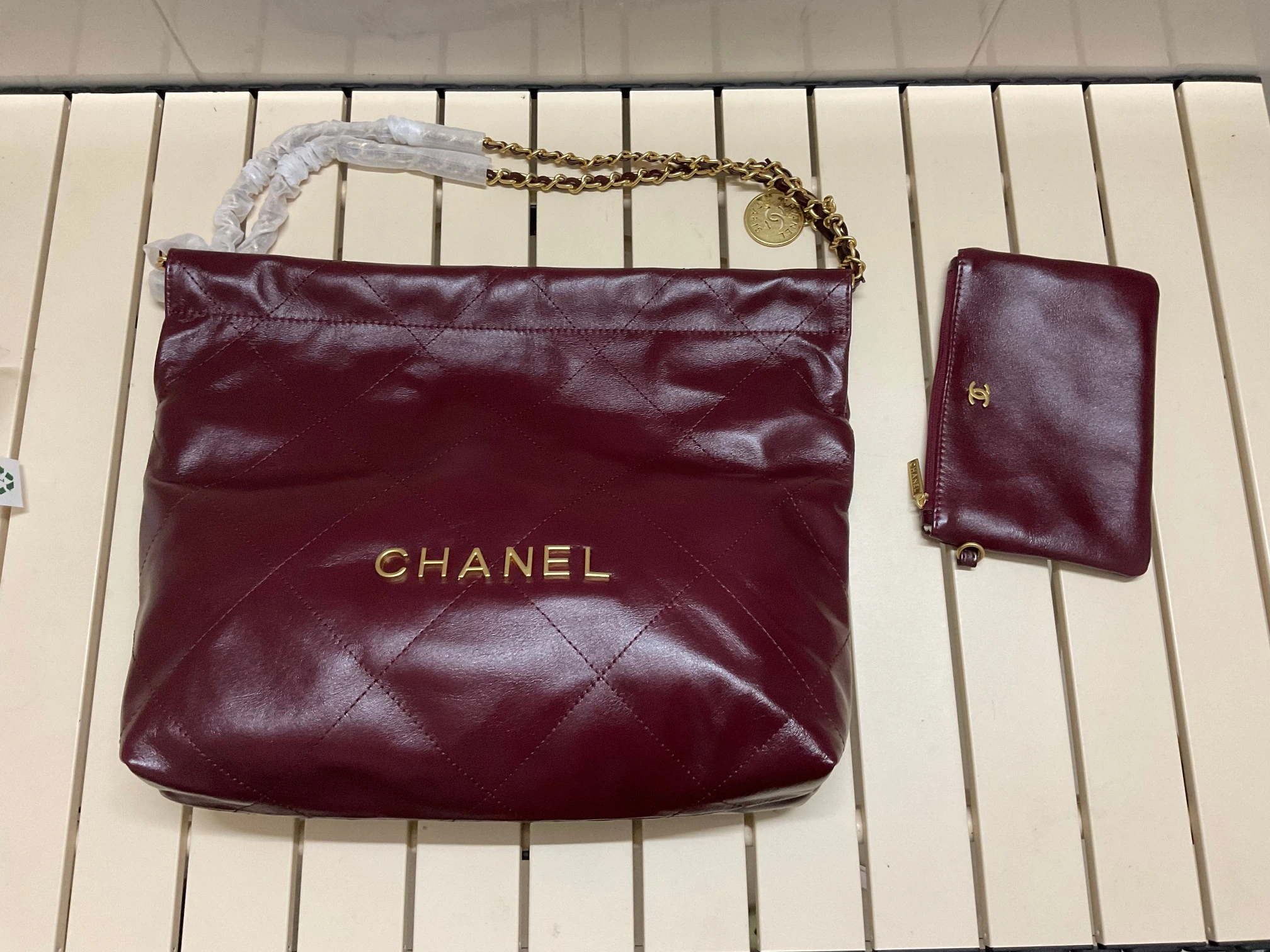 /220..CHANEL🔥!🔥!🔥!公式サイトの正規品がついに登場:モデル207-1 Mサイズ:39X42X8Cm 207-1:Sサイズ:35X37X7Cm:2022年春の新作在庫あり:牛革シリーズ。仔牛革の艶やかで美しい光沢、滑らかで繊細な肌触りが心地よい。カジュアルなドローストリング付きボディバッグで、大容量かつスタイリッシュでどんなスタイルにも合わせや