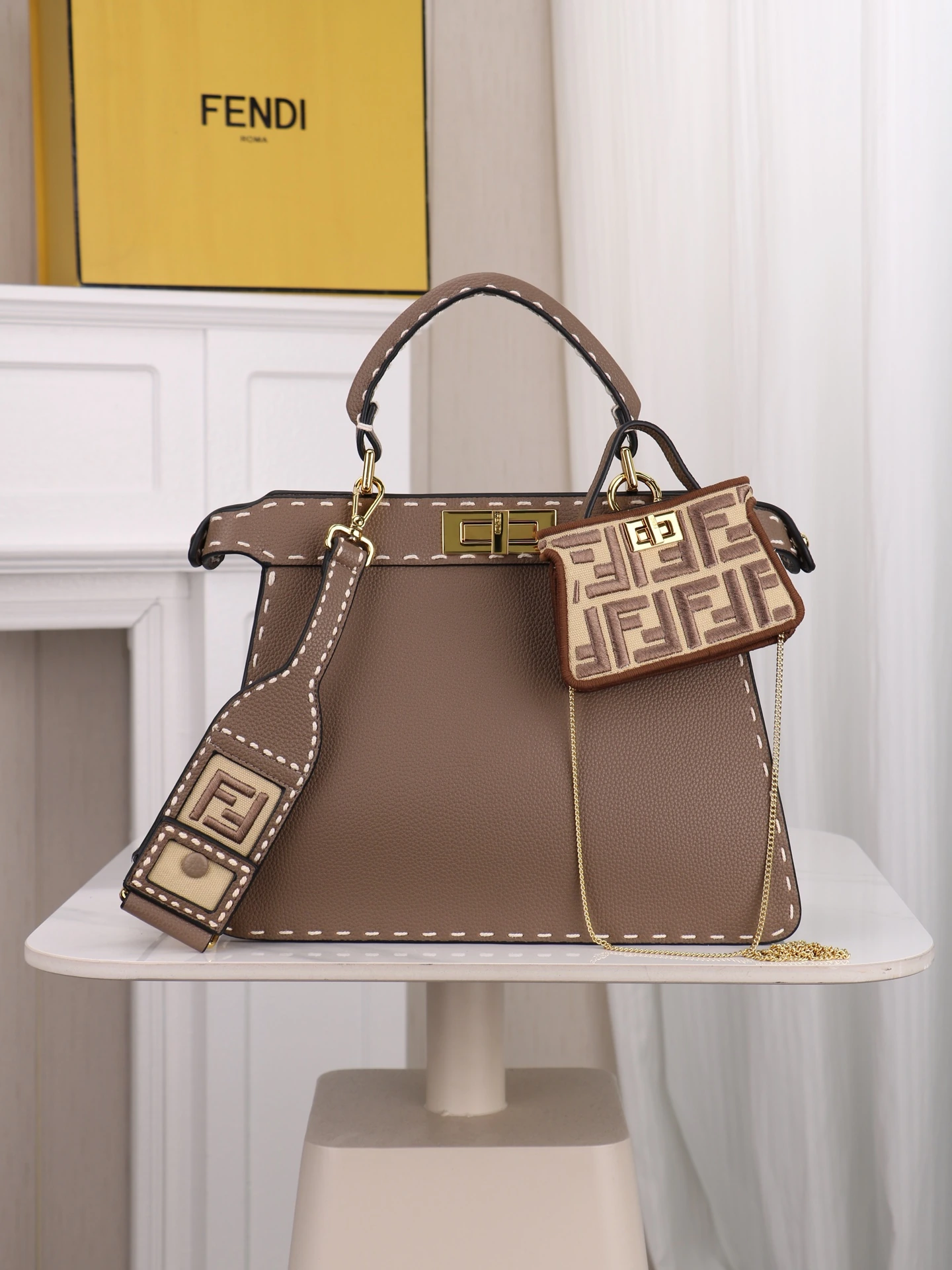 (モデル3310)—————NEW——— Fendi 象徴的な「Peekaboo ISeeU」ミディアムサイズのハンドバッグ。フルグレインレザー製で、太めのハンドステッチが施され、両サイドにはクラシックなツイストロックがあしらわれています。外側から同系色のフルグレインレザーの裏地が見え、2つのコンパートメントは硬質の仕切り板で区切られています。取り外し可能で
