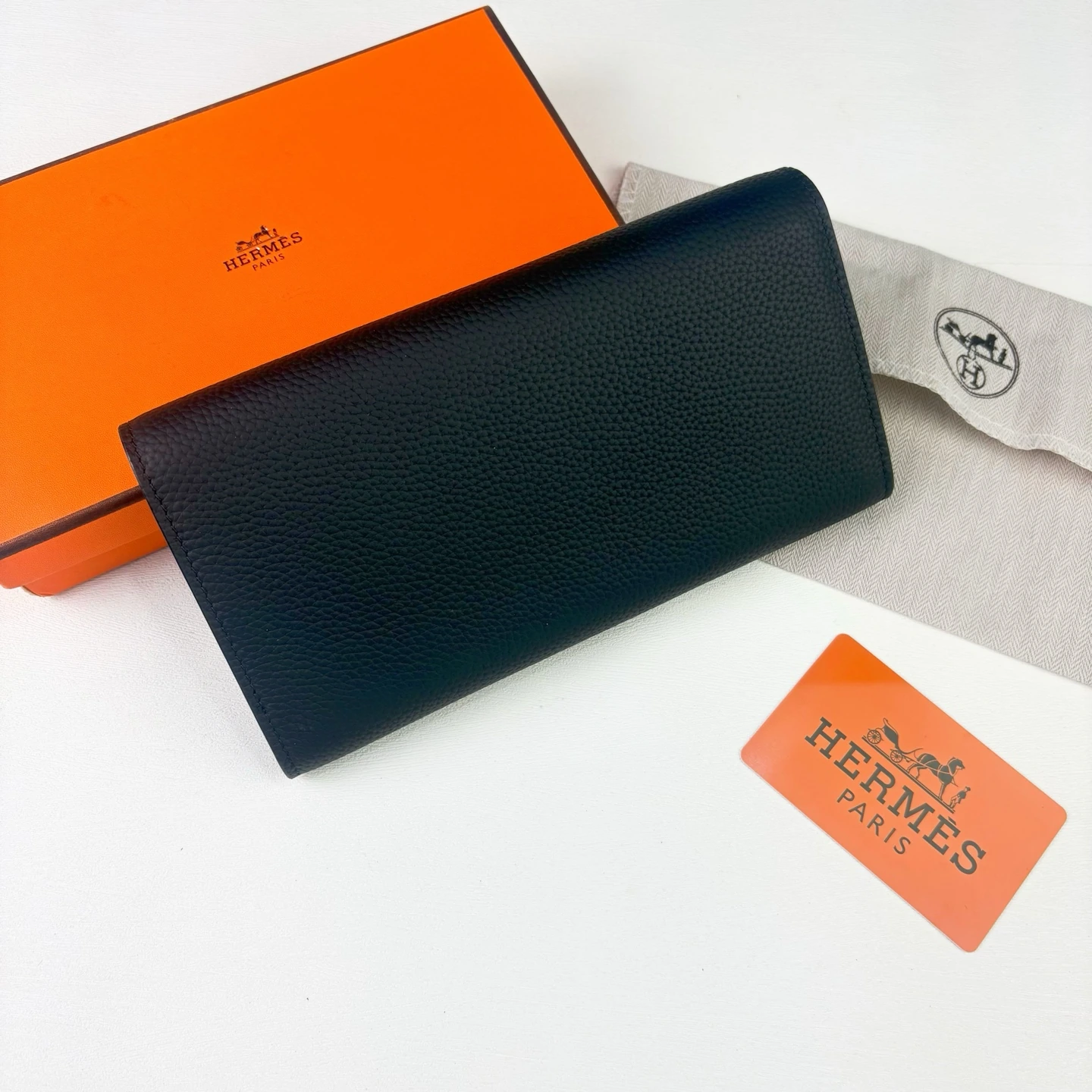 エルメスの新作、フルレザー製スマホケース兼財布。手持ち、ショルダー、クロスボディと多用途に使える。ショルダーストラップは取り外し可能で、長さの調節も可能です。サイズ:18×11×5cm。10色展開。トゴ牛革を使用。型番:502-2
