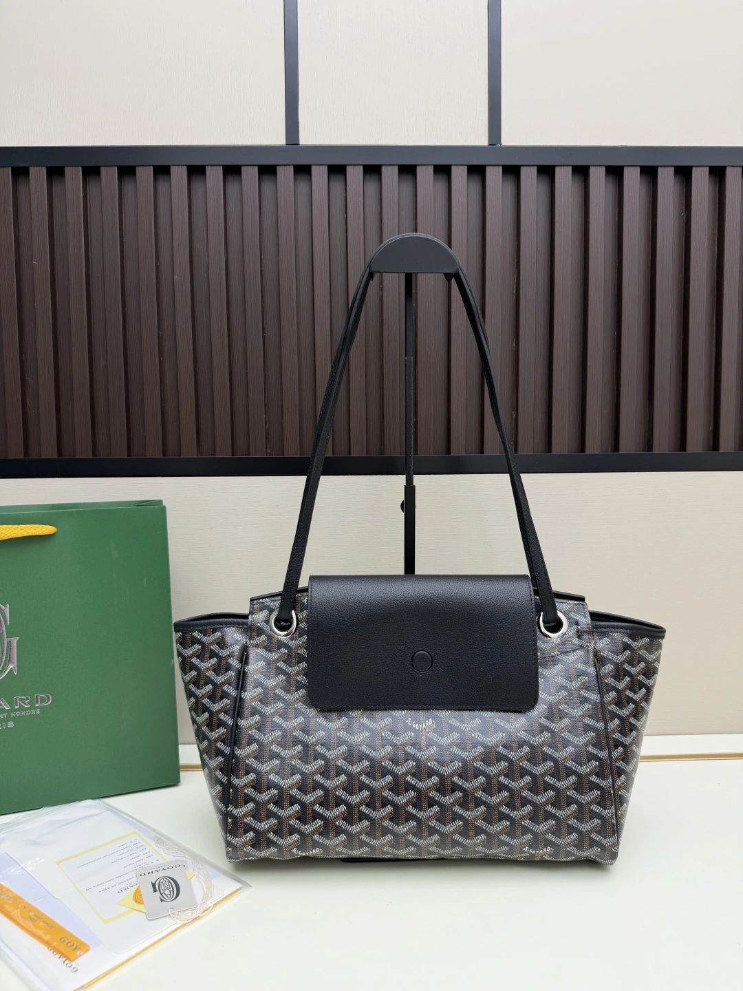 「Rouette bag(ルーエット・バッグ)」は、Goyar(ゴヤール)のモジュラーコンセプトを体現したバッグです。固定式のスライドショルダーストラップ、折りたたみ式のサイドパネル、マグネット式のレザーフラップを採用することで、22通りの異なる持ち方を可能にしています。そのため、あらゆるスタイルやニーズに応え、いつでも自由にスタイリングを変えることができま