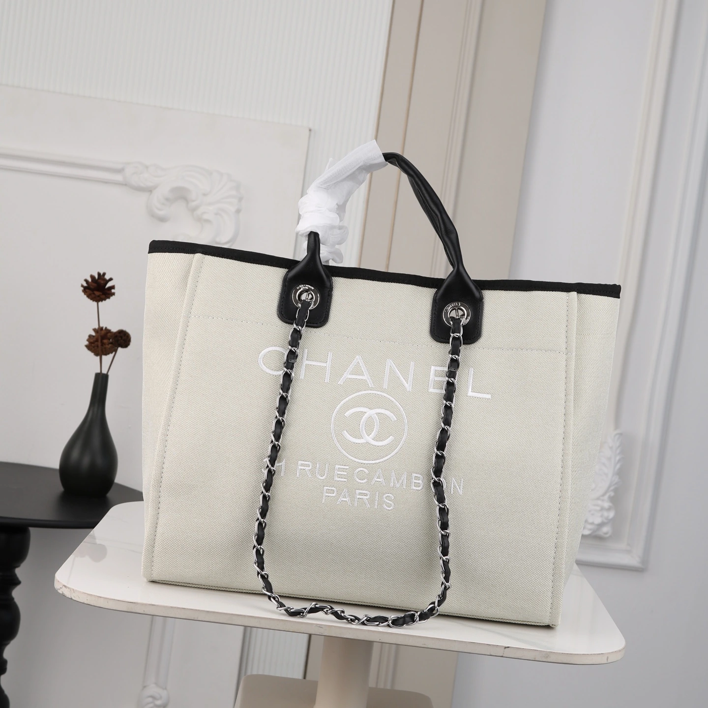 新作 19200💰 ビーチバッグ||👜 私は大容量のバッグが大好きで、特にこのシャネルのビーチバッグは最高!ビーチで必要なものをすべて収納できて、海辺で楽しい一日を過ごせます。🏖️ ☀️ このバッグはシンプルでスタイリッシュなデザインで、シャネルの定番要素が取り入れられており、海辺で私をファッションの女神にしてくれます。🌊 👒 さらに、このバッグは素材が丈夫
