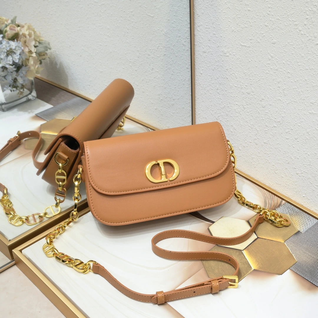 ボックス付き【品質】ディオール 豆腐バッグ Dior BOBBY 新作レトロバッグ。ヴィンテージ風の牛革の風合いと、しっかりとしたバッグ本体。アンティーク加工が施されたロック式金具がレトロ感を高め、摩耗しにくい仕様です。背面には「30 Montaigne」のエンボスロゴ入り。調節可能なCDエナメルコンビネーションチェーンがスタイルを引き立てます! モデル番号