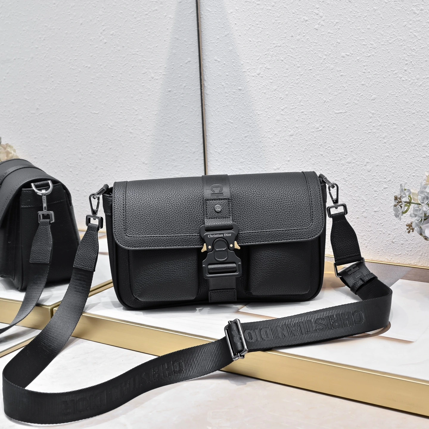 Dior-ディオール ブティックの最新メッセンジャーバッグ/クロスボディバッグ😄公式サイトと同期。このDior「Hit the Road」メッセンジャーバッグは今シーズンの新作で、モダンなスタイルとDiorのオートクチュールの精神が見事に融合しています。ブラックのCD「Diamond」パターンのキャンバスと滑らかなカーフレザーを丁寧に使用して作られており、フ