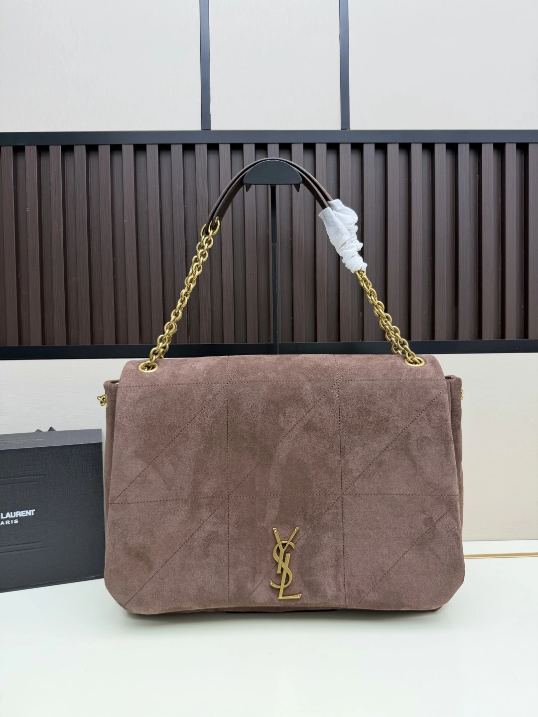 YSL JAMIE-マットレザーモデル 柔らかなレザーに、マットな質感のメタルショルダーストラップを組み合わせ、2つのマットレザーパーツをあしらった、超大容量のバッグです。クラシックでヴィンテージ風のアンティーク加工デザインを採用しており、手持ち、ショルダー、クロスボディなど、さまざまな持ち方が可能です。 商品番号:7424311 サイズ:43 X 29 X