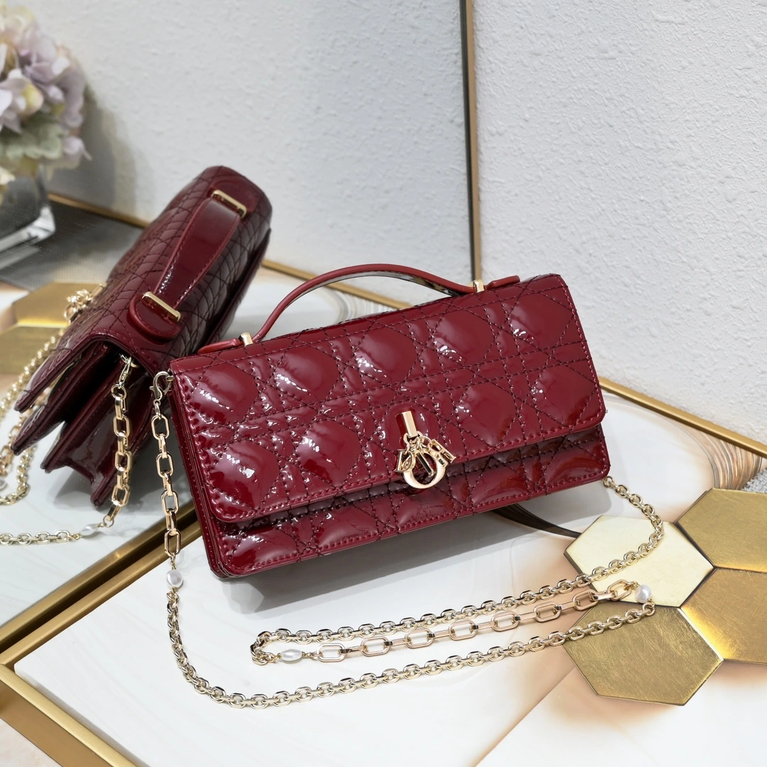 小型 モデル:CD-2023 ラッカーレザー Lady Dior パールクラッチバッグ ❤️❤️ ボックス付き このクラッチバッグは今シーズンの新作で、上部にハンドルが付いており、エレガントかつ実用的で、Lady Dior シリーズのラインナップをさらに充実させています。ラッカーレザーを丁寧に仕立て、ウィローパターンをあしらい、フラップデザインにD.I.O