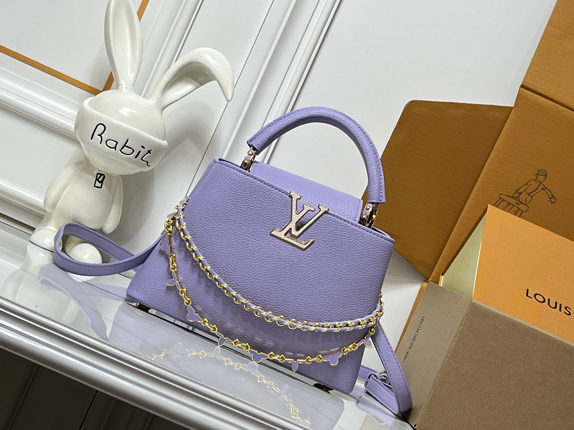 ロット番号19260💰 M26330 この LV 「ミラージュ」バージョンのカプシーヌ・ナノ・ハンドバッグは、「エクセプショナルズ」コレクションに属し、サテン調のタウリヨン牛革を使用しており、ディナーパーティーに最適な一品です。モノグラム・フラワーがラインストーンのような煌めきを放ち、メタル製の LV イニシャルがさらに華やかさを添えています。内側にはポケッ
