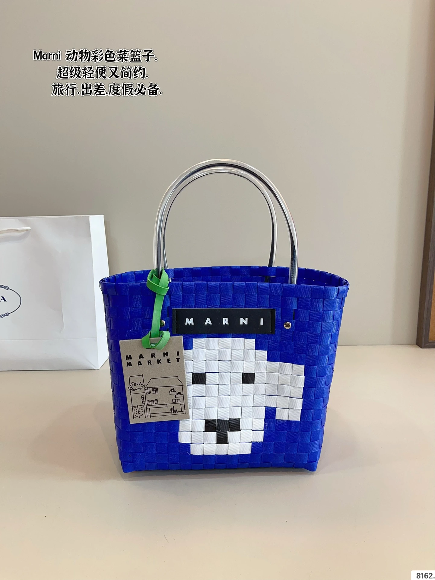 マルニ アニマルプリント バスケット型トートバッグ ドーパミンカラー。スタイリングがしやすい、ユニークなデザインで、ファッショナブルかつクラシック。どんなコーディネートにも合わせやすく、カラーリングが本当に素敵です。サイズ:23*13*23cm
