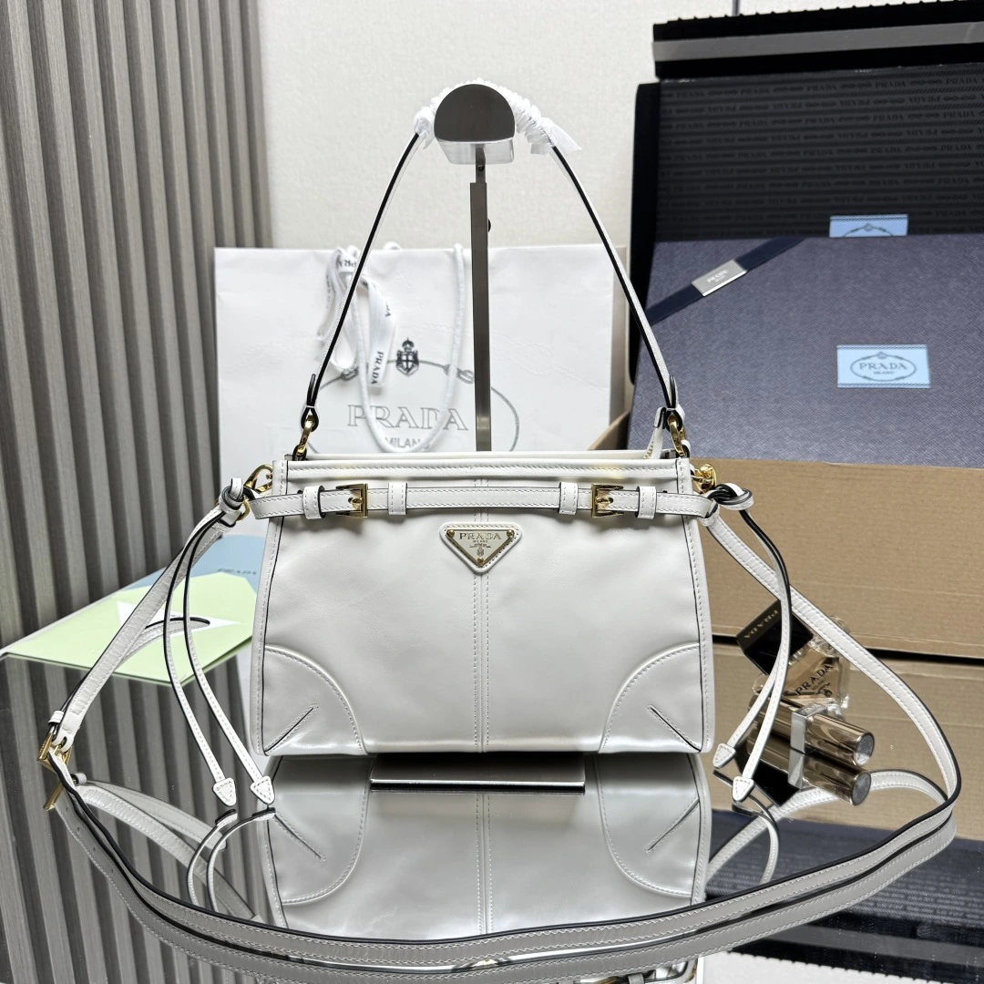🎉新作ミニBonnieオイルレザー🎉1BC297 ショルダーバッグ🎉このBonnieは輸入オイルレザーを使用しており、艶やかな色合いがクラシックな雰囲気を醸し出しています。取り外し可能な長・短のショルダーストラップが2本付属しており、肩掛けやクロスボディとして便利に使えます。収納力も抜群で、🎉使い勝手が抜群👏。ファッション通には絶対に欠かせないアイテムです