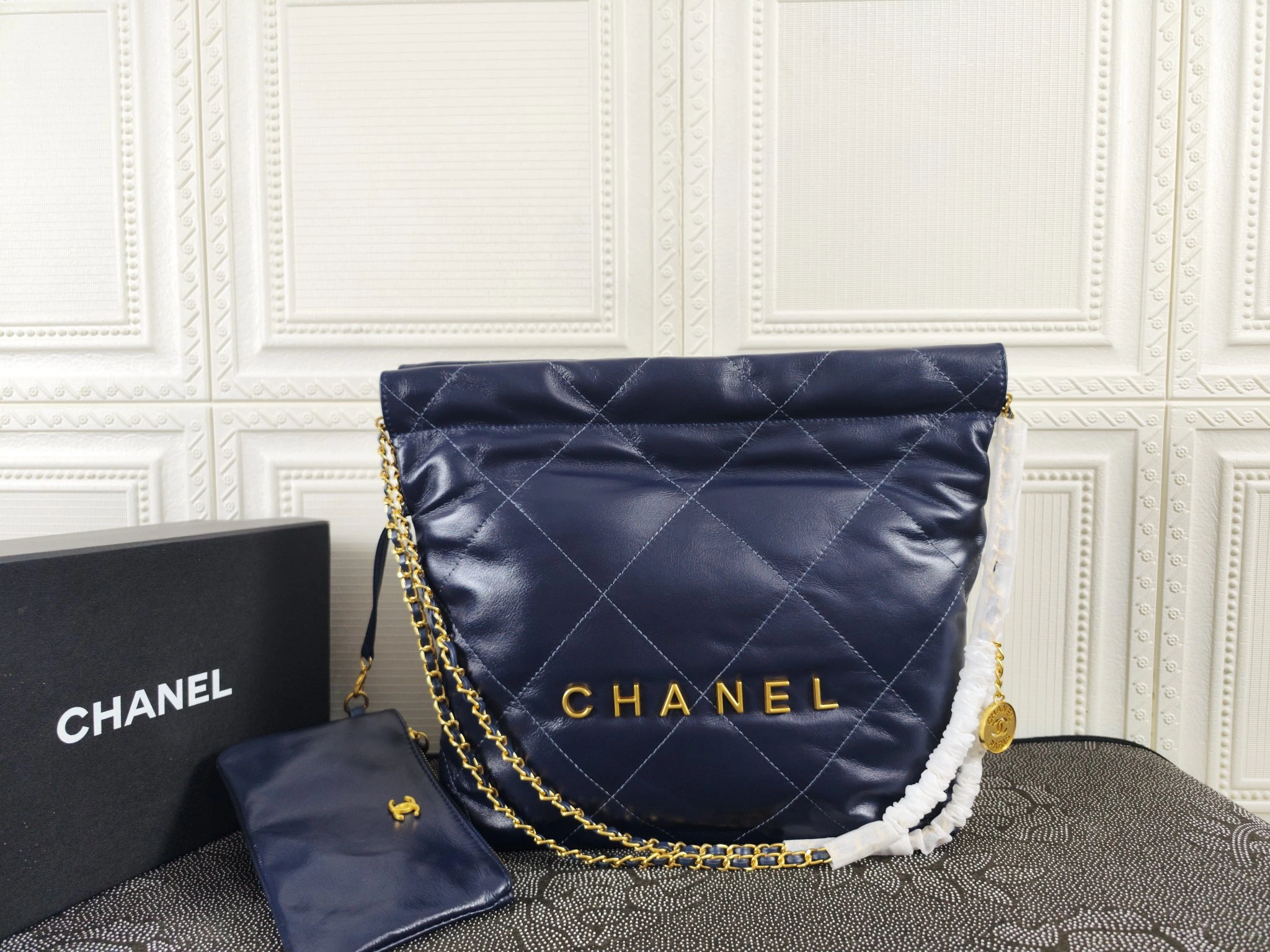 /220..CHANEL🔥!🔥!🔥!公式サイトの正規品がついに登場:モデル207-1 Mサイズ:39X42X8Cm 207-1:Sサイズ:35X37X7Cm:2022年春の新作在庫あり:牛革シリーズ。仔牛革の艶やかで美しい光沢、滑らかで繊細な肌触りが心地よい。カジュアルなドローストリング付きボディバッグで、大容量かつスタイリッシュでどんなスタイルにも合わせや