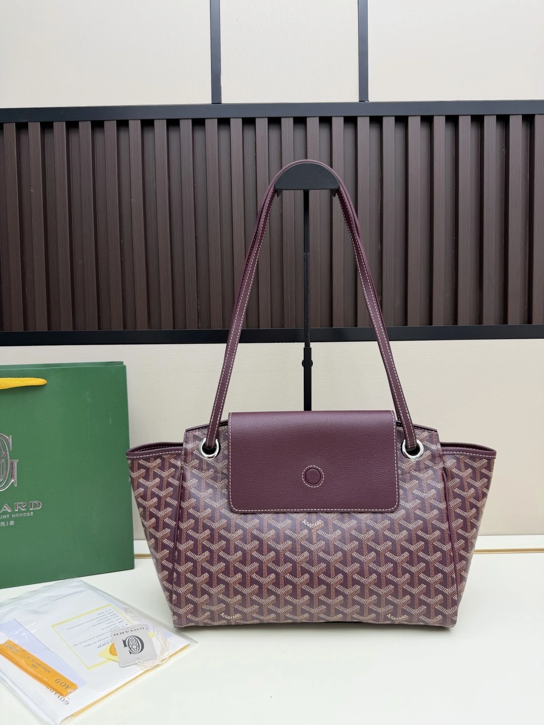 「Rouette bag（ルーエット・バッグ）」は、Goyar（ゴヤール）のモジュラーコンセプトを体現したバッグです。固定式のスライドショルダーストラップ、折りたたみ式のサイドパネル、マグネット式のレザーフラップを採用することで、22通りの異なる持ち方を可能にしています。そのため、あらゆるスタイルやニーズに応え、いつでも自由にスタイリングを変えることができま