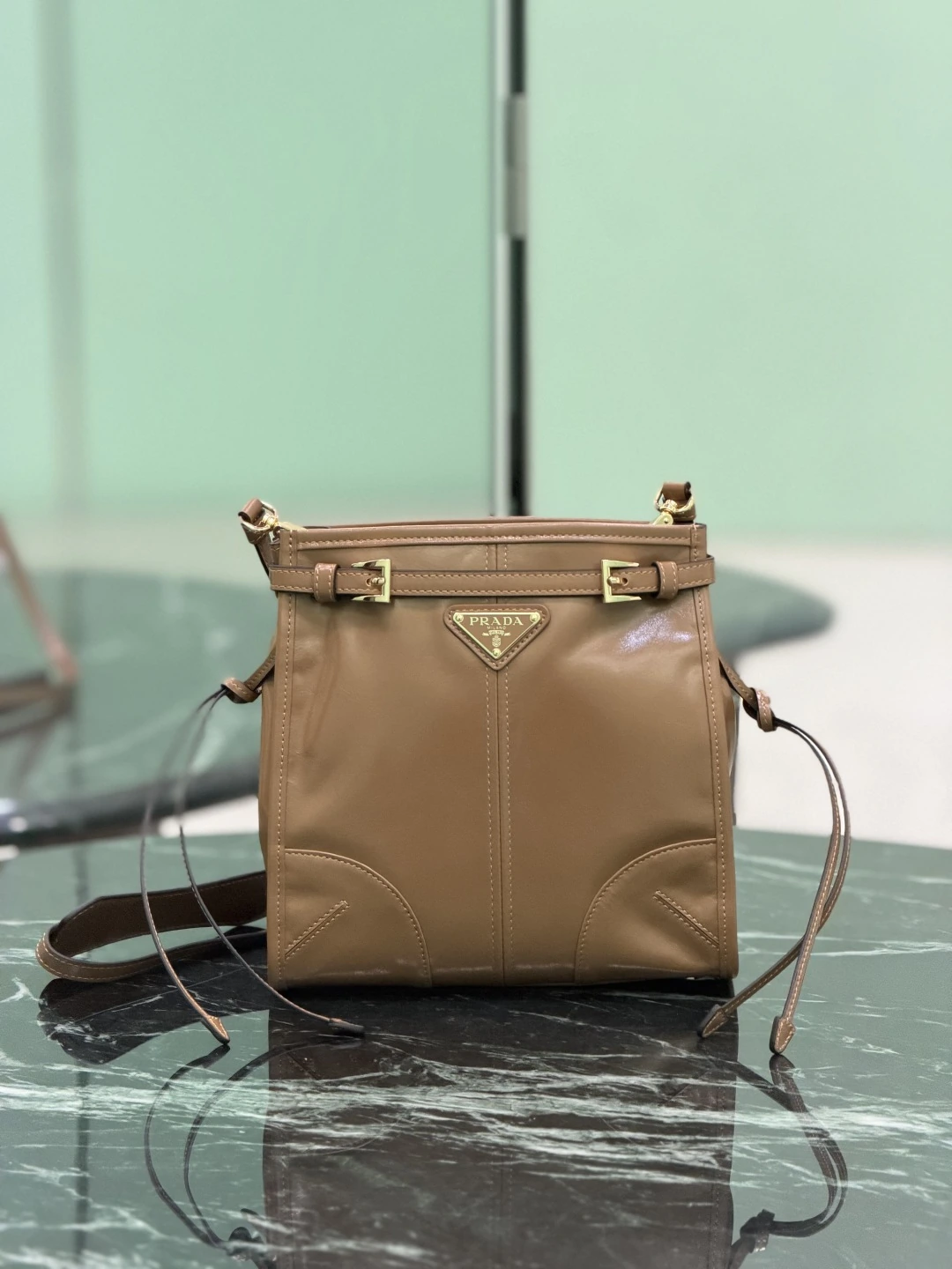 🌟新作の縦型トートバッグ「Soft Lux」オイルレザー。このハンドバッグ兼ショルダーバッグは、輸入オイルレザーを使用しており、艶やかな色合いがクラシックな雰囲気を醸し出しています。取り外し・長さ調節が可能なショルダーストラップが付属し、収納力にも優れています。 サイズ：長さ19.5×高さ20×幅7cm 商品番号：1BH229