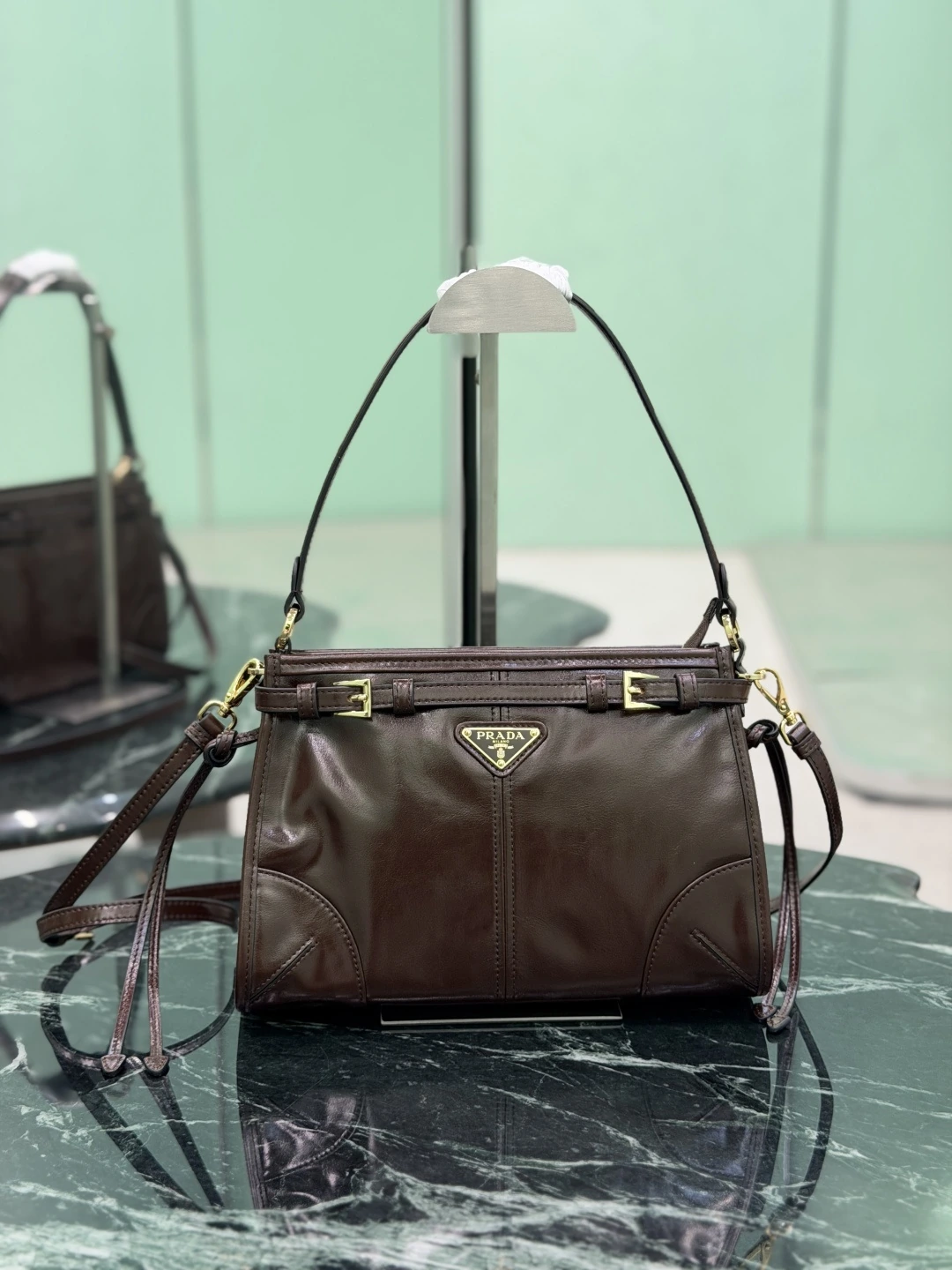 🌟Bonnie オイルワックスレザー（Sサイズ） 大人気のBonnieハンドバッグシリーズに新登場。レトロなオイルワックスレザーにゴールドの金具、象徴的な三角ロゴをあしらい、長いショルダーストラップ付きで、手持ち、片肩掛け、クロスボディと様々な持ち方が可能です。おしゃれ度が一気にアップ。カジュアルでシンプル、かつ洗練された実用的なデザイン。実際に持ってみると