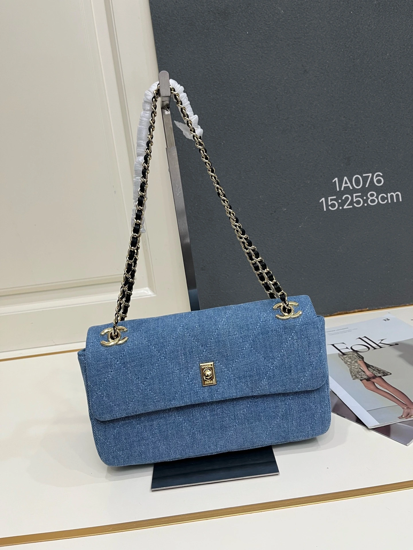 レザー、スエード ロット19260 デニム ロット19230 𝐂𝐡𝐚𝐧𝐞* 𝟐𝟔𝐀 デニムバッグ サイズ15*25*8cm 型番1A076 26a 中古 ダイヤモンドキルティングチェーンバッグ デニム＋クラシックなダイヤモンドキルティング メタルチェーンとダブルCロゴが際立つ✨ ゴールドのロックデザインで質感抜群。サイズも程よく、通勤や日常使いにぴったり。チ