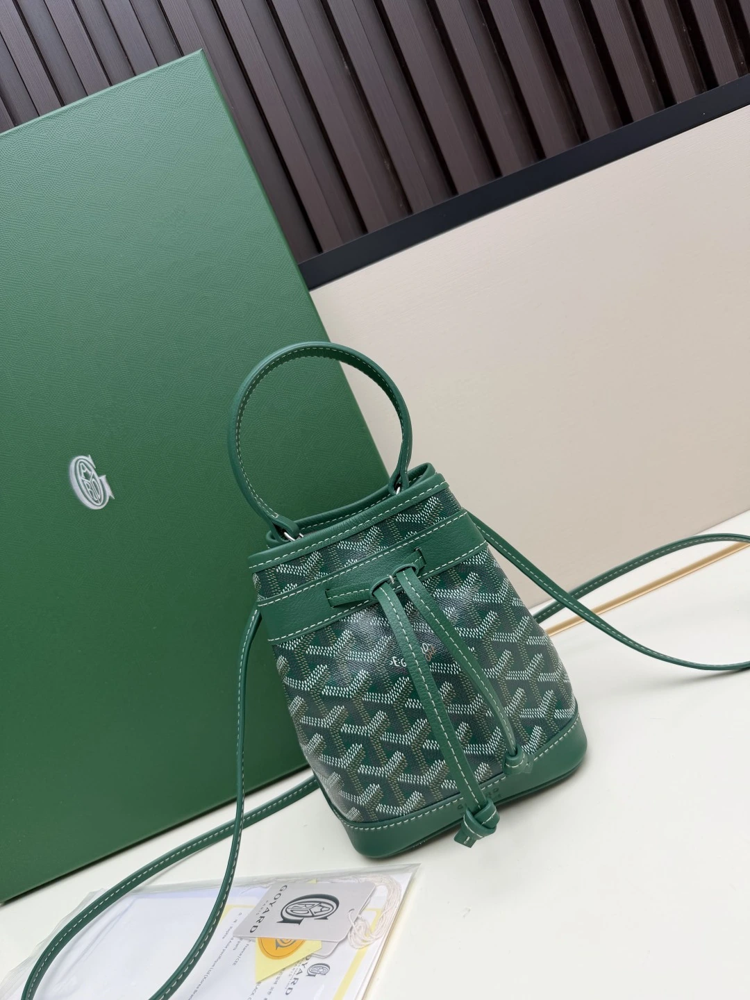 レビュー PETIT FLOT ミニバケットバッグ このバケットバッグは PETIT FLOT と名付けられており、GOYAR* 家が代々受け継いできた木材運送業に由来しています。その起源は、GOYAR*が1960年代に発売したジャカードバッグにあります❤ 🔍8303 mini サイズ、重量:12X1×17.5( CM )、O .15( KG )・ ハンドル