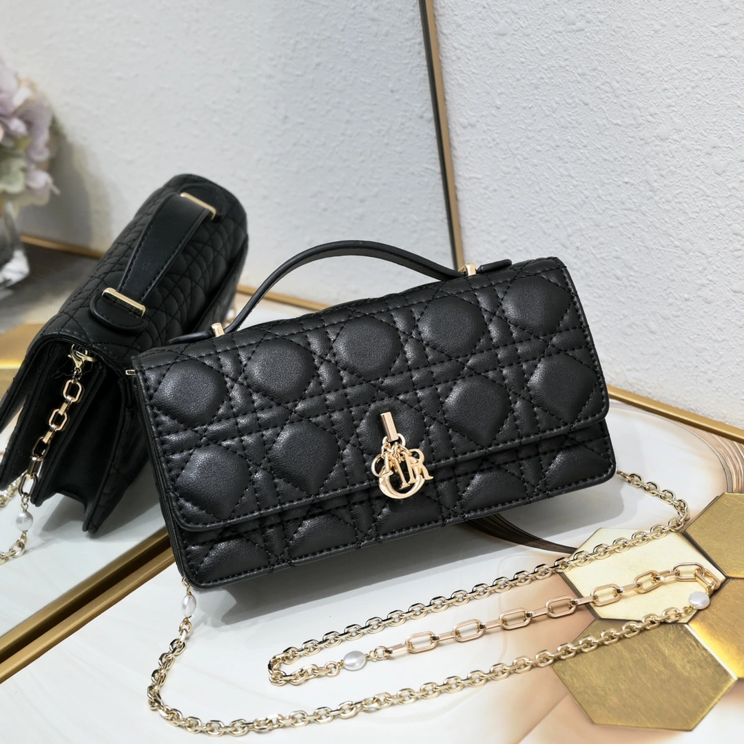 Sサイズ モデル番号:CD-2023 シープスキン レディ Dior パールクラッチバッグ ❤️❤️ 専用ボックス付き このクラッチバッグは今シーズンの新作で、上部にハンドルが付いており、エレガントで実用的。Lady Dior シリーズのラインナップをさらに充実させます。ラッカーレザーを丁寧に仕立て、ウィローパターンをあしらい、フラップデザインにD.I.O