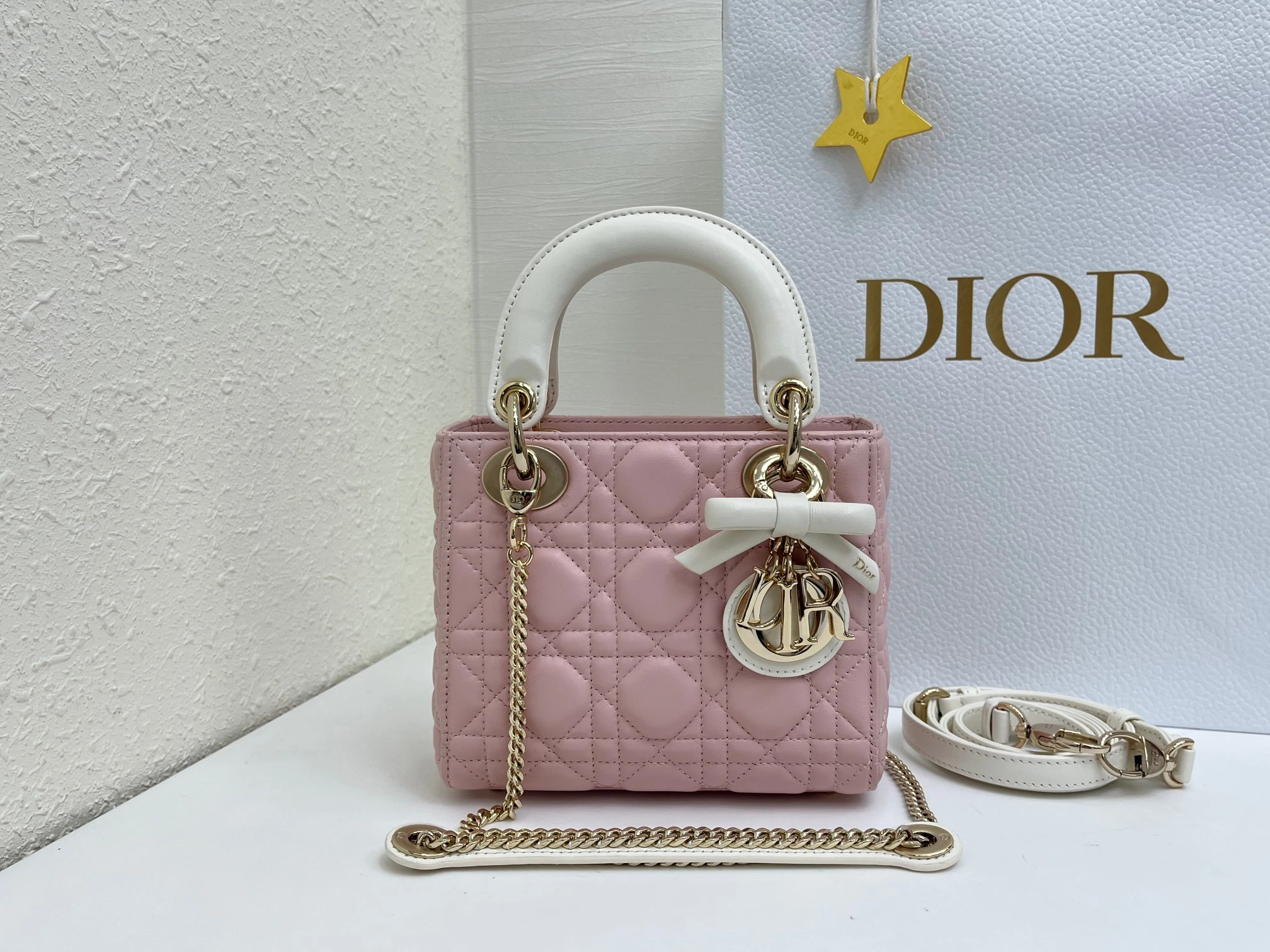 (アップグレード版 内側には羊の腱を使用) バタフライ🦋フェスティバル❤️❤️Lady Dior 3つのコンパートメントを備えたブラックシープスキン製、シルバーの留め具付き。このクラシックなダイアナ・バッグは、Diorが持つ優雅さと美しさに対する深い洞察を体現しています。丹精込めて製作され、ウィッカー柄のサテンステッチで目を引くキルティングディテールを施し、