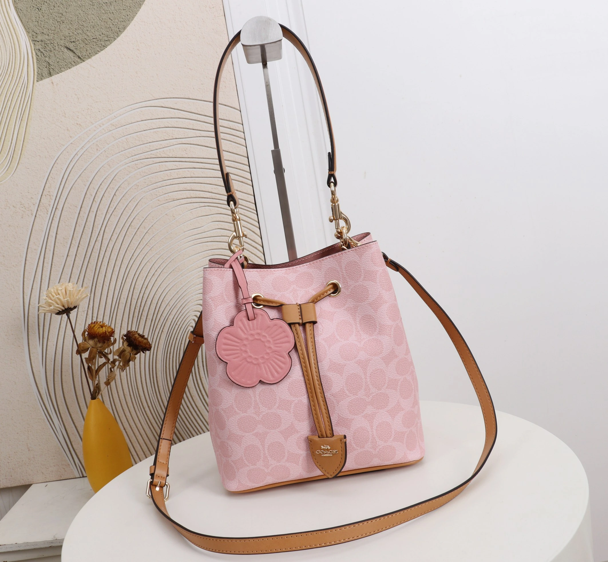 Coach コウチ・ローワン バケットバッグ 新色 ピンク 型番:CEA23、サイズ:21.5×21.5×14cm