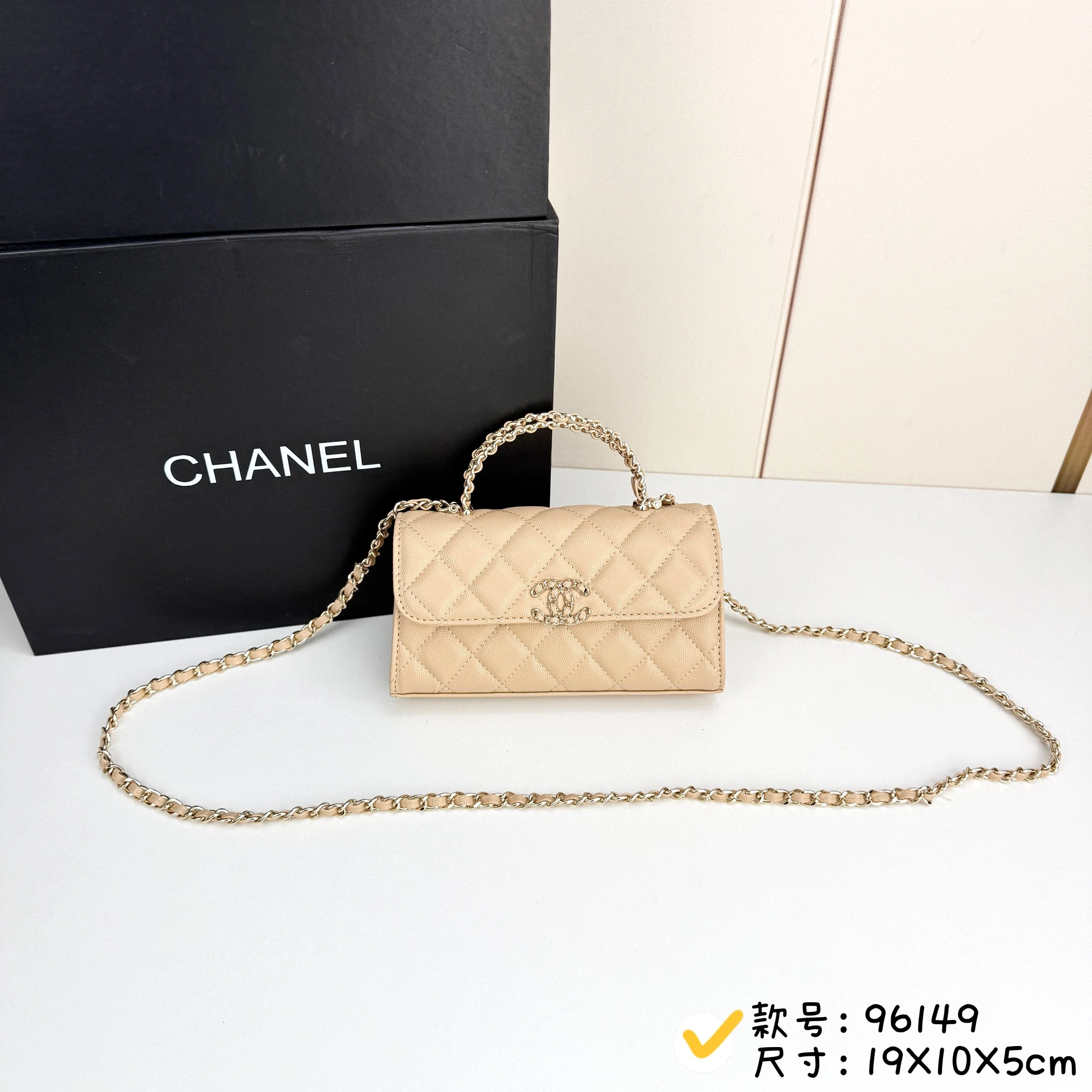 Chanel ハンドル付きケリーバッグ 革チェーンデザイン・ハンドル付き・持ち手は2本の革チェーンが交差したデザイン・ライトゴールドのクラシックな金具。手持ちもショルダーも可能です。スモール・ケリーのショルダーストラップは、平均的な身長の方にぴったりで、長すぎず、あの「太めの」モデルよりも短めです。チェーンをバッグの中に収納することもでき、手持ちならよりエレ
