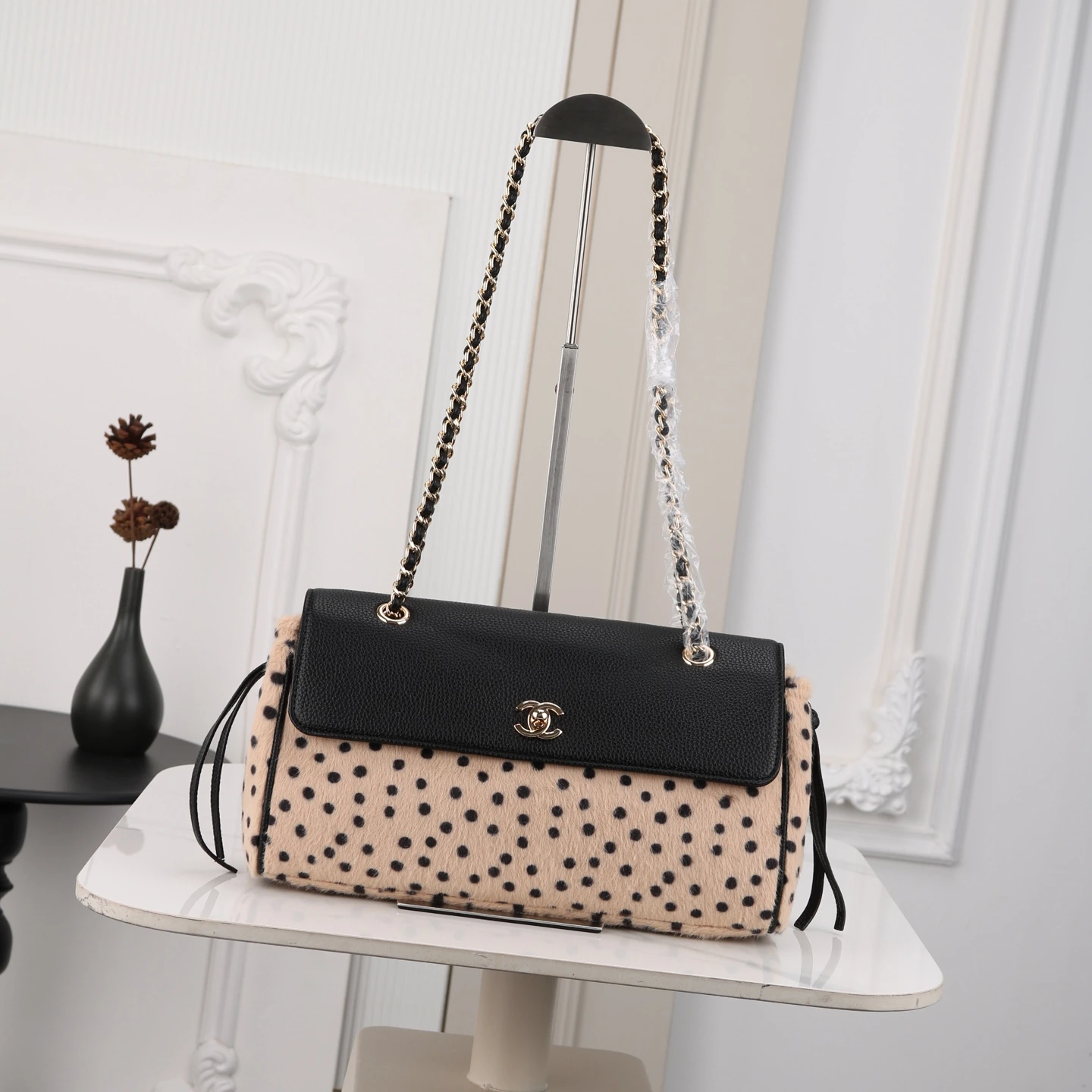 新作19200💰CHANEL|26aのチェーン付きバゲットバッグ、なかなか面白いね!||Chanel26aの今シーズンのバッグは本当に面白いですね🤔️ 特にこのミディアムサイズのバゲット🥖。ハンドルが調節可能なチェーンになり、🉑️手持ち🉑️クロスボディと使い分けられ、より洗練された高級感が生まれています。半透けの留め具がフラップタイプに変わって、中身が落ちる