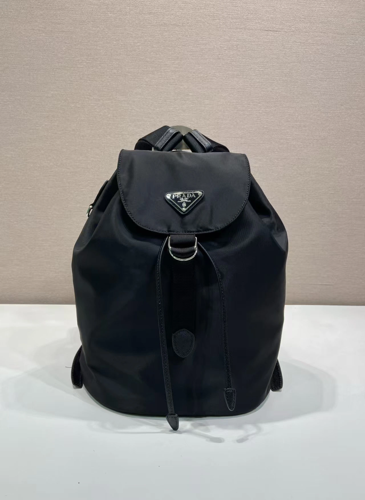 🎉新商品🎉1BZ0197 リュックサック🎉🎉 このリュックサックは、輸入ナイロン生地とクロスグレインの牛革を使用しています。ハンドルが付いていない唯一のリュックサックで、非常にユニークでカジュアルな雰囲気があり、収納力も抜群です。背負った時の着け心地は軽やかでスタイリッシュ、しかも実用的。いつの時代も色あせない定番アイテムです🎉🎉皆さん、ぜひお早めにお買い求