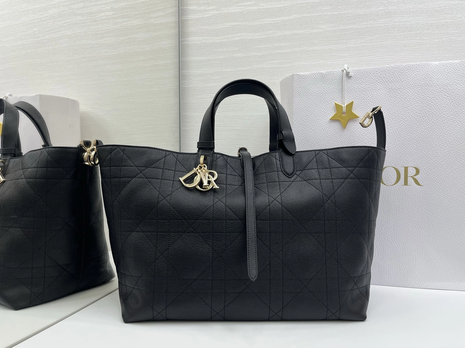 ラージサイズDIOR TOUJOURS ハンドバッグ――このDior「Toujours」ハンドバッグは、カジュアルで実用的、かつユニークなデザインが特徴です。 本体:牛革 裏地:牛革 サイズ:37 x 27 x 21 cm(縦×横×奥行き)