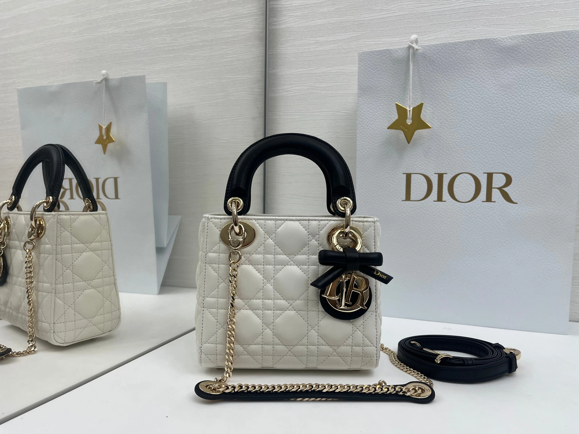 (アップグレード版 内側には羊の腱を使用) バタフライ🦋フェスティバル❤️❤️Lady Dior 3つのコンパートメントを備えたブラックシープスキン製、シルバーの留め具付き。このクラシックなダイアナ・バッグは、Diorが持つ優雅さと美しさに対する深い洞察を体現しています。丹精込めて製作され、ウィッカー柄のサテンステッチで目を引くキルティングディテールを施し、