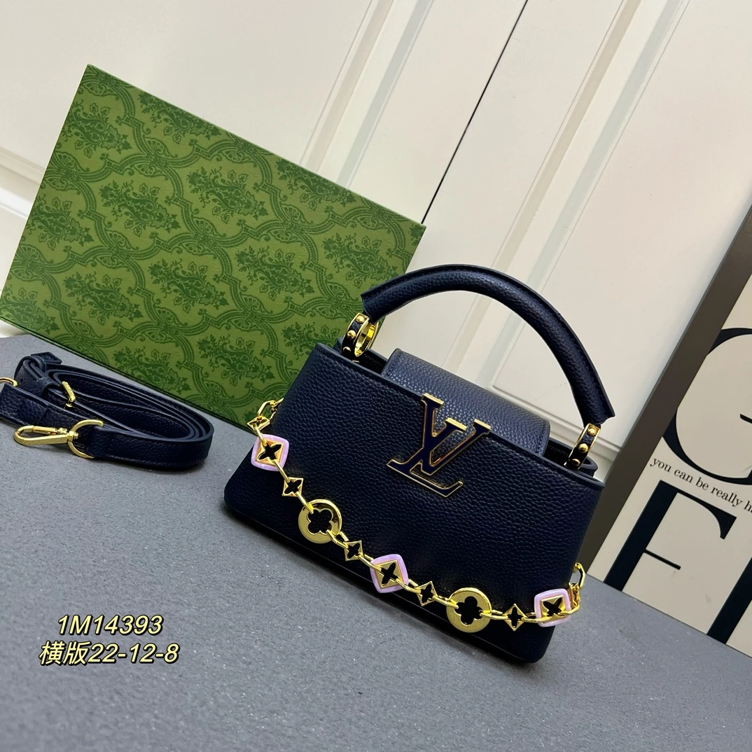 「カプシーヌ」バッグは、「ハーモニー」コレクションのデザイン要素を取り入れ、華やかなチェーンでモノグラムの花柄から得たインスピレーションを表現しています。タウリヨン牛革製のボディには、樹脂コーティングを施したLVのロゴがアクセントとして配され、外側に開くことも内側に収納することもできるフラップを開けると、複数のポケットを備えた整然とした内