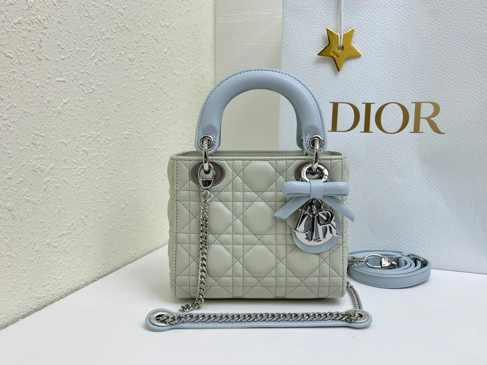 (アップグレード版 内側には羊の腱を使用) バタフライ🦋フェスティバル❤️❤️Lady Dior 3つのコンパートメントを備えたブラックシープスキン製、シルバーの留め具付き。このクラシックなダイアナ・バッグは、Diorが持つ優雅さと美しさに対する深い洞察を体現しています。丹精込めて製作され、ウィッカー柄のサテンステッチで目を引くキルティングディテールを施し、