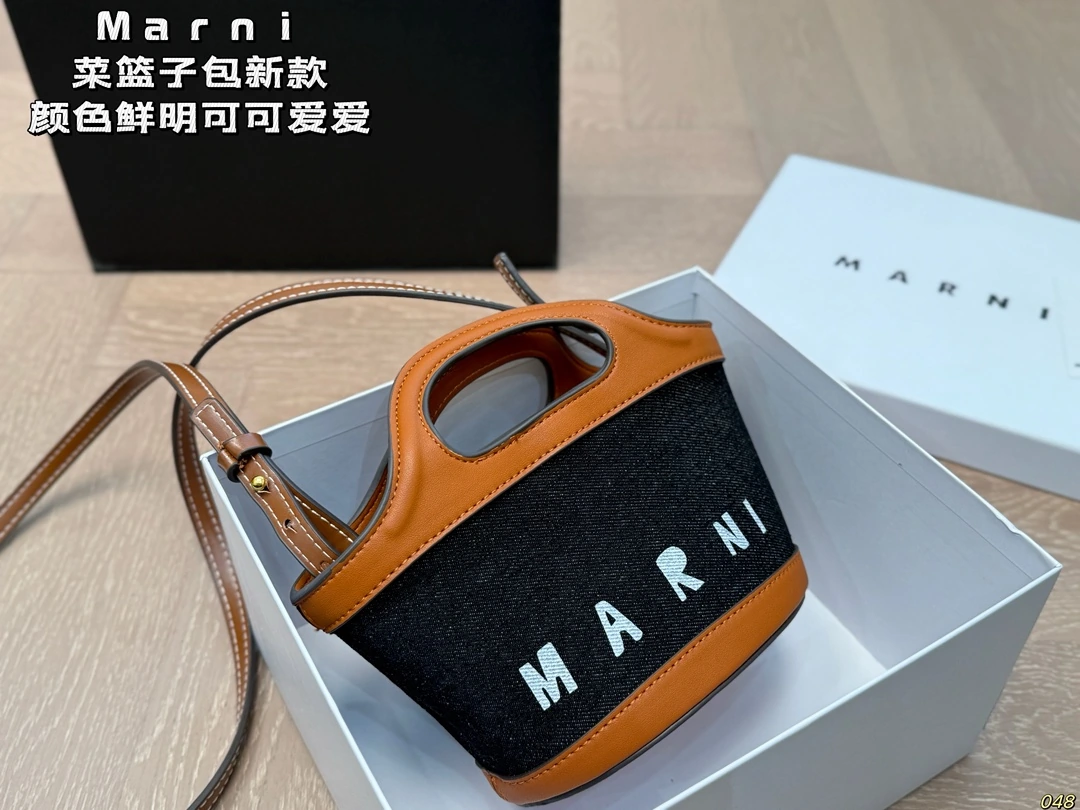 コーディネート:マルニ(Marni)のショッピングバスケット🧺。これを身につけるだけで、おしゃれ度が瞬く間に数段アップ。鮮やかな色合いがキュートで可愛らしい。サイズ:15、12