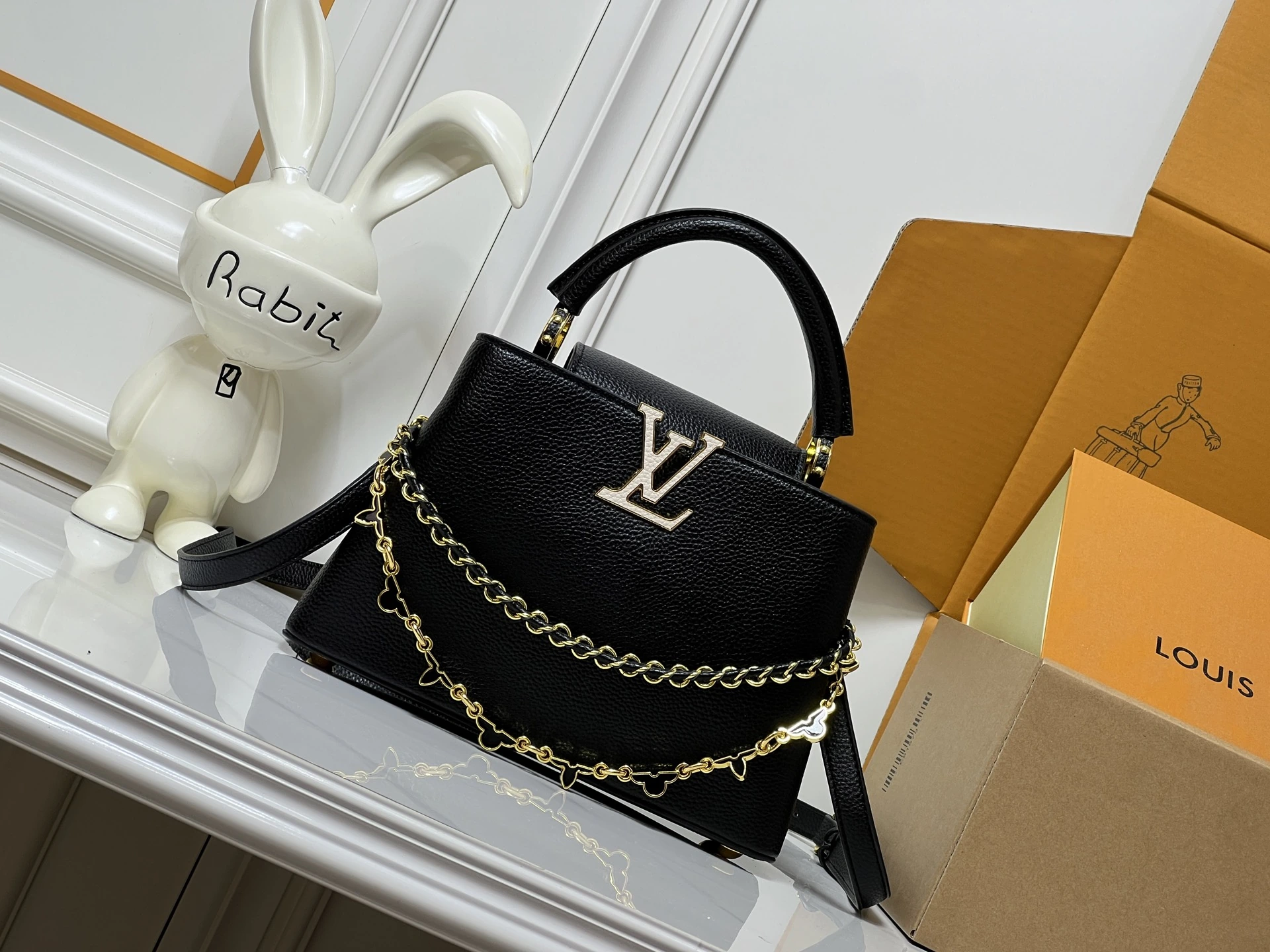ロット番号19260💰 M26330 この LV 「ミラージュ」バージョンのカプシーヌ・ナノ・ハンドバッグは、「エクセプショナルズ」コレクションに属し、サテン調のタウリヨン牛革を使用しており、ディナーパーティーに最適な一品です。モノグラム・フラワーがラインストーンのようなきらめきを放ち、メタル製の LV イニシャルがさらに華やかさを添えています。内側にはポケ