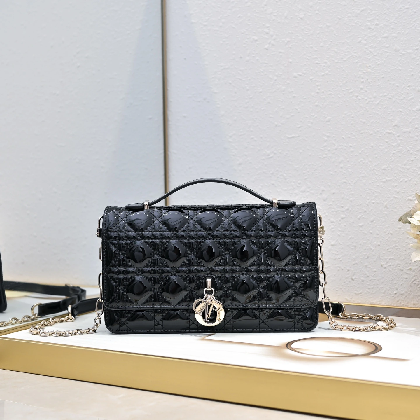 Dior ラージサイズ 漆皮ブラック 在庫あり‼️200 ブリックキャビネット 最新ミディアムサイズ パールチェーン クラッチバッグ、象徴的な籐柄、クラシックなアルファベットのチャーム、ユニークなハンドルデザイン、柔らかなラムスキンを組み合わせ、エレガントでファッショナブル。最大の見どころは絶妙なチェーンで、バッグ全体をより洗練された印象にしています。内側