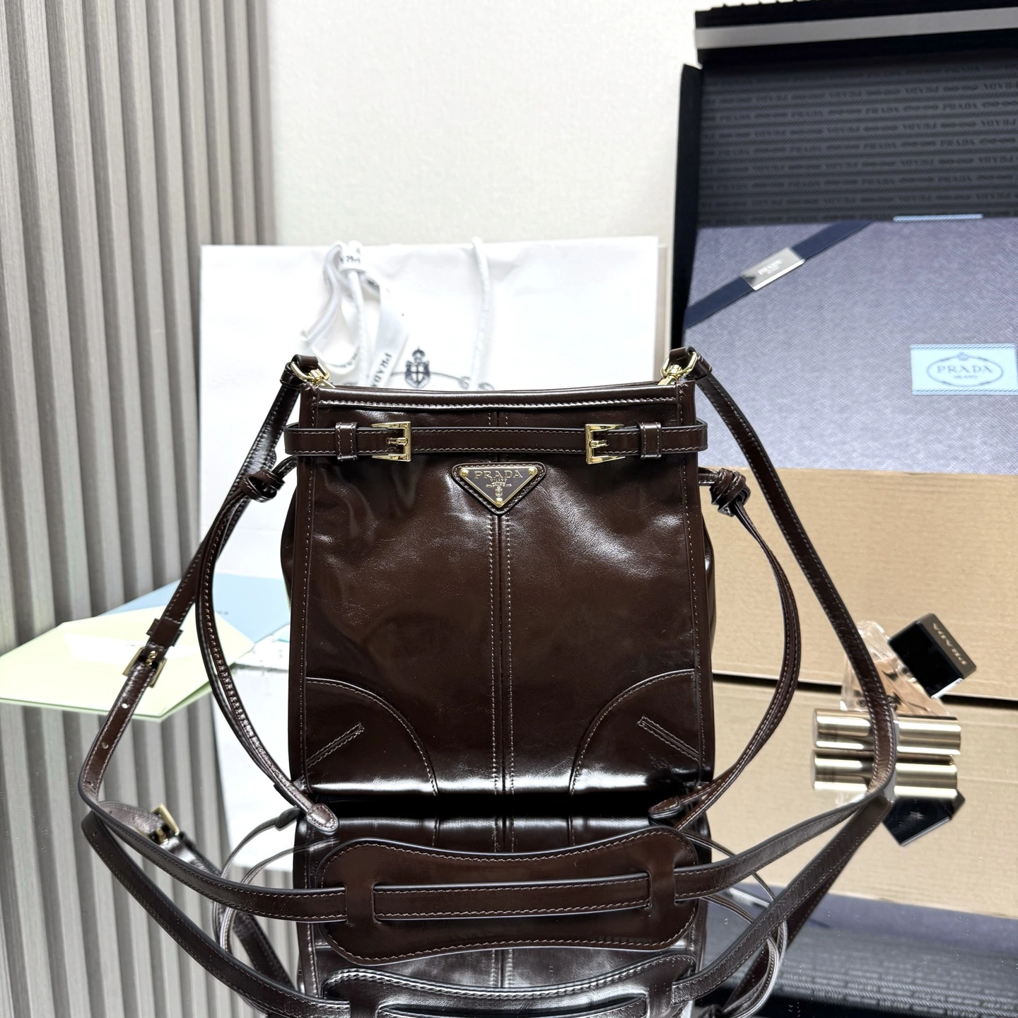 🎉新作1BH229 ミニショルダーバッグ🎉 Sot Lux オイルレザー🎉🎉🎉 象徴的なデザインが一新:Bonnieバッグはショルダーストラップ付きのシルエットで、そのスタイリッシュで多機能な本質をさらに引き立てています。新しく洗練されたコンパクトなシルエットは、丁寧に仕立てられた柔らかなレザーを使用し、独特の光沢を放ちます。ユニークなストラップのディテール