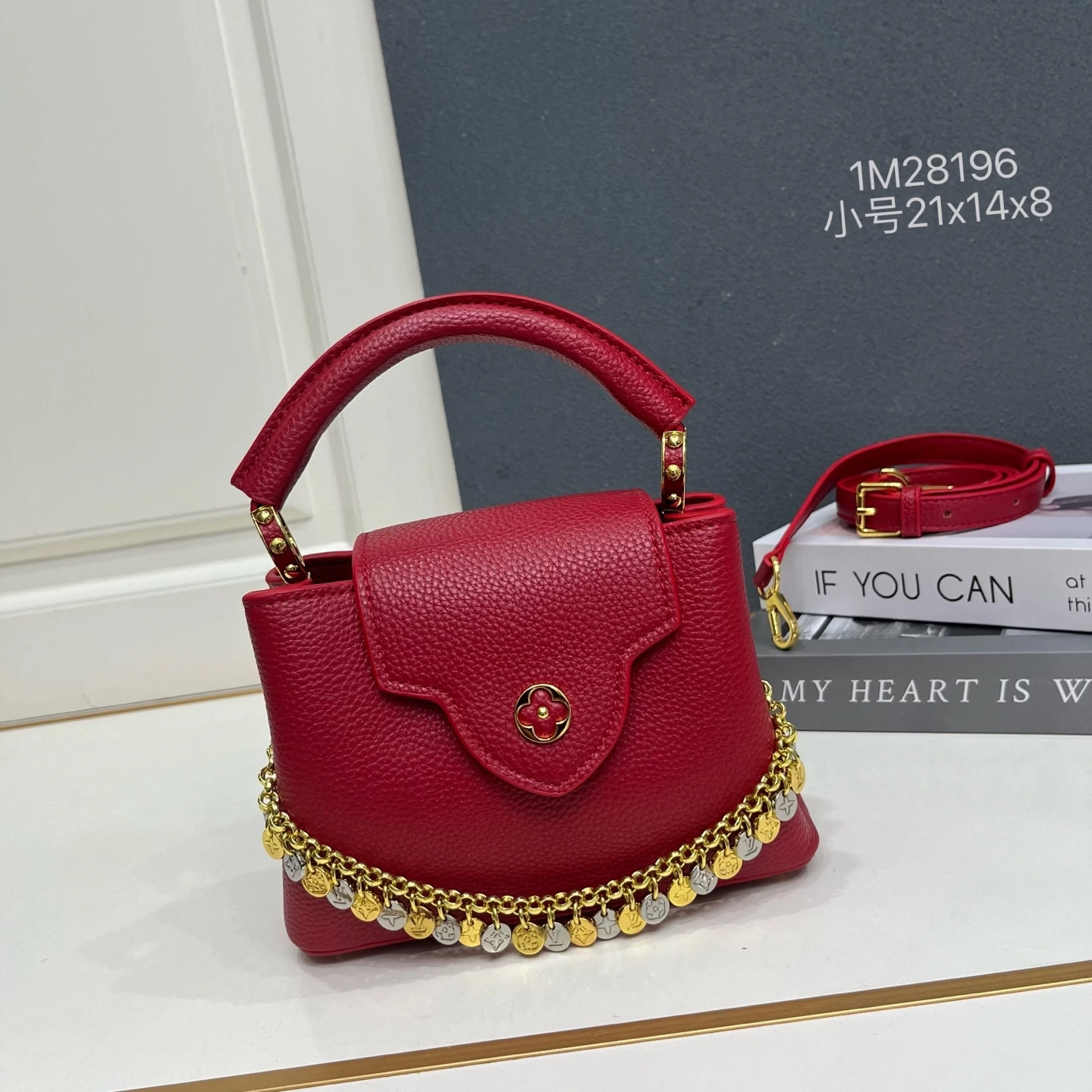 スモールサイズの1M28196「カプシーヌ」ミニバッグは、柔らかな色合いでLV「コンフェッティ」バージョンを表現し、今シーズンのコーディネートに爽やかな雰囲気を添えます。タウリヨン牛革の外装とコントラストカラーの牛革ライニング、艶やかで煌めくメタルが織りなす装飾チェーンが、LVの文字と見事に調和し、内側のポケットには貴重品をしっかりと収納できます。 21 x