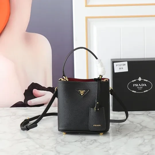プラダ パニエ サフィアーノレザー ミニバッグ「Panier Saffiano」