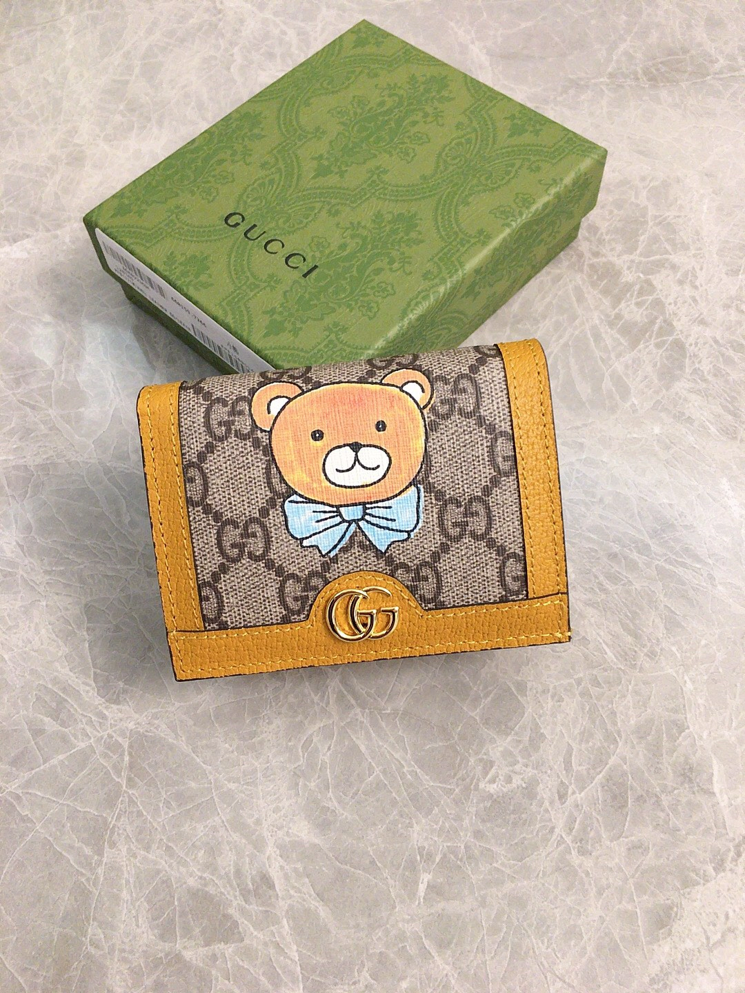 グッチ「Gucci」【グッチ×KAI コラボ】テディベアプリント レザー二つ折り財布