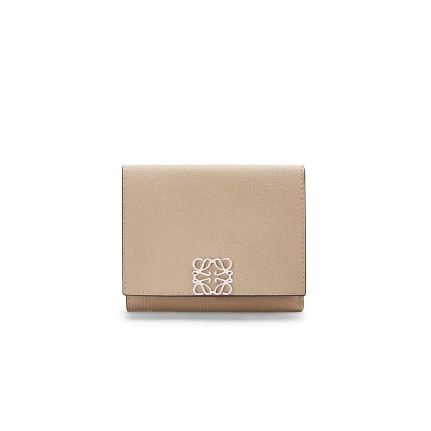 ロエベ「LOEWE」アナグラム トライフォールド ウォレット（ペブルグレインカーフ）