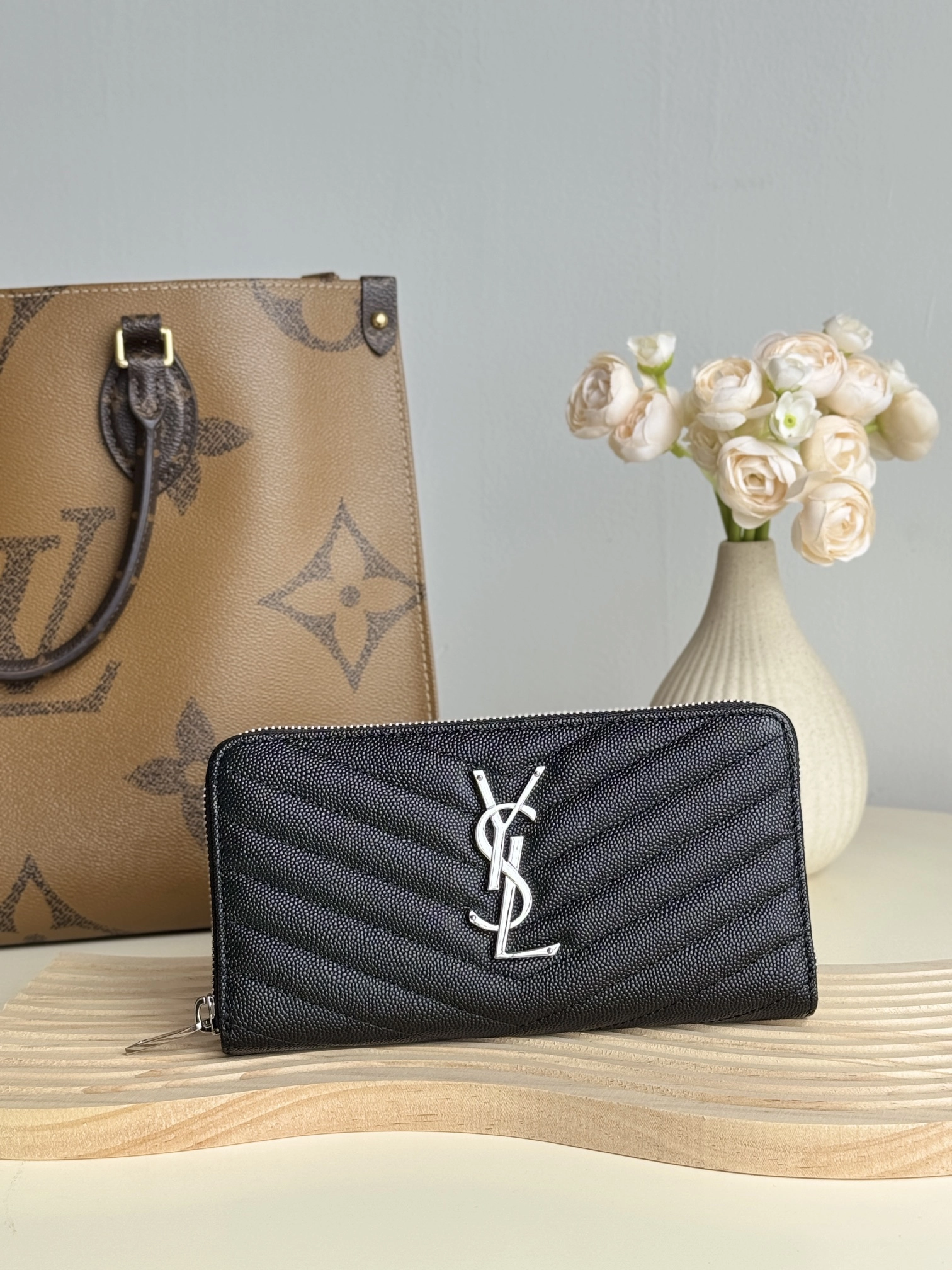 サンローラン「Saint Laurent」モノグラム・サンローラン フルジップウォレット(グレインパウダーテクスチャー キルティングレザー)
