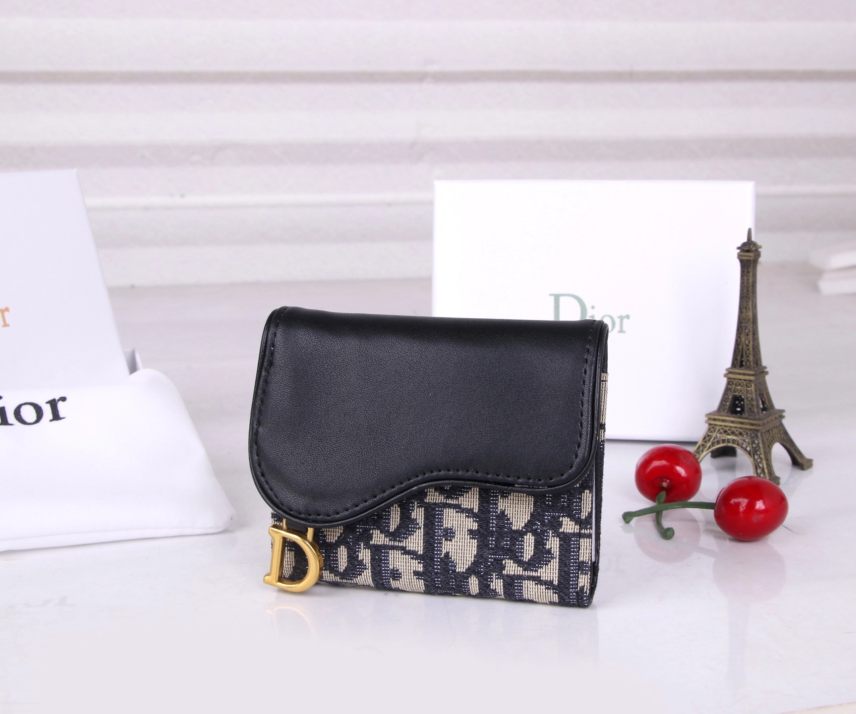 ディオール「Dior」ディオール コンパクト三つ折りウォレット 新作登場