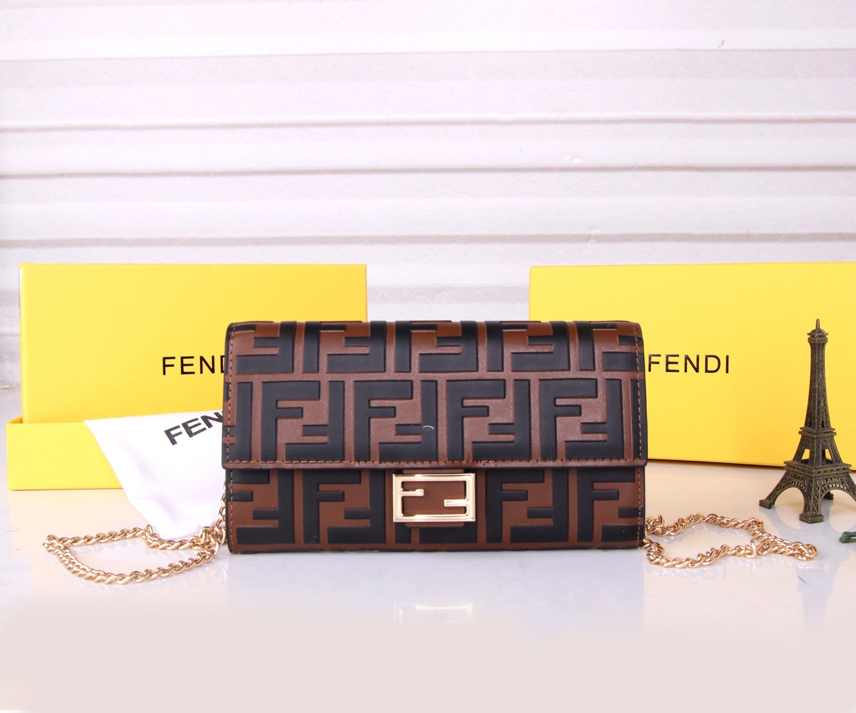 フェンディ「Fendi」高級エンボス牛革の大きな イタリア製財布