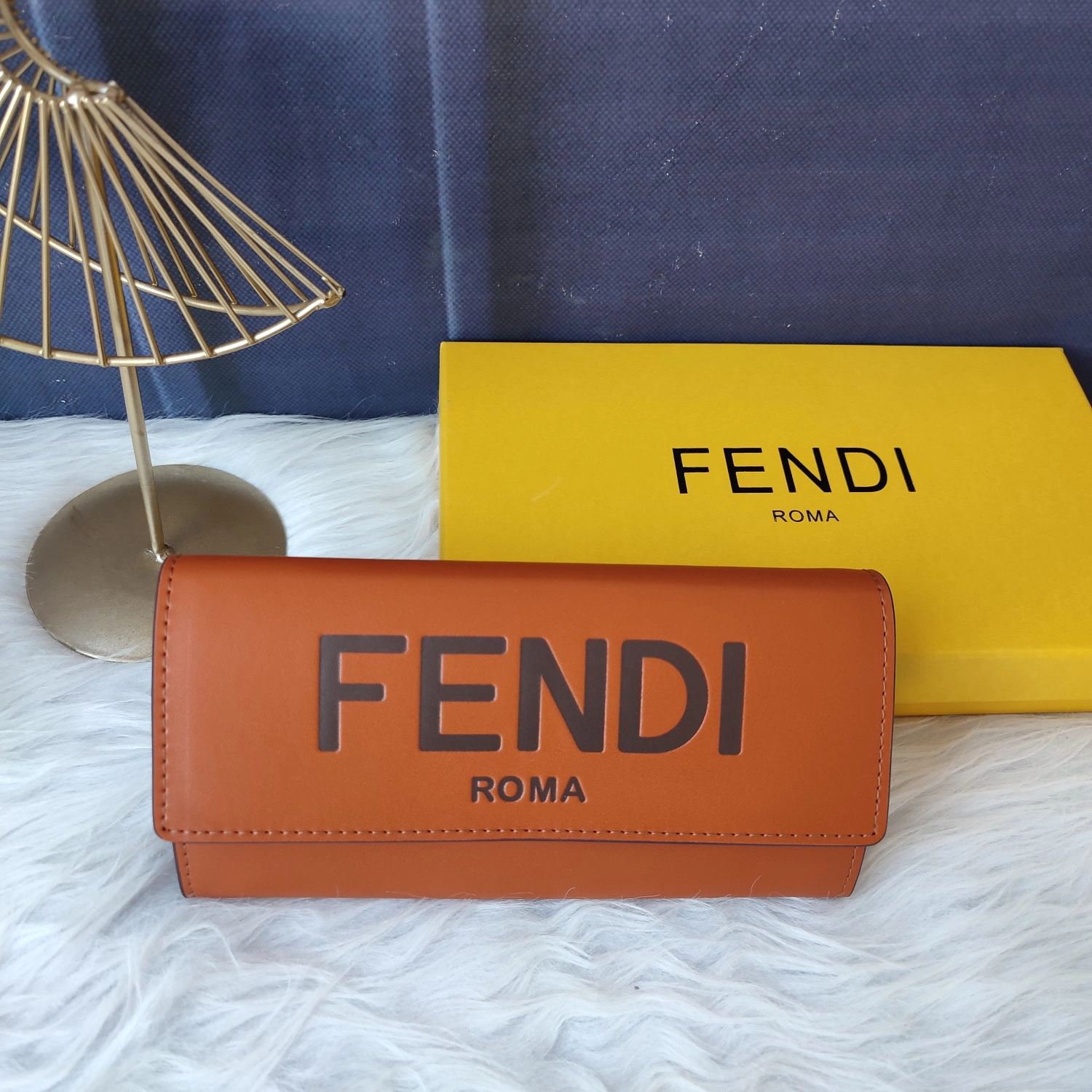 フェンディ「Fendi」高級エンボス牛革の大きな イタリア製財布