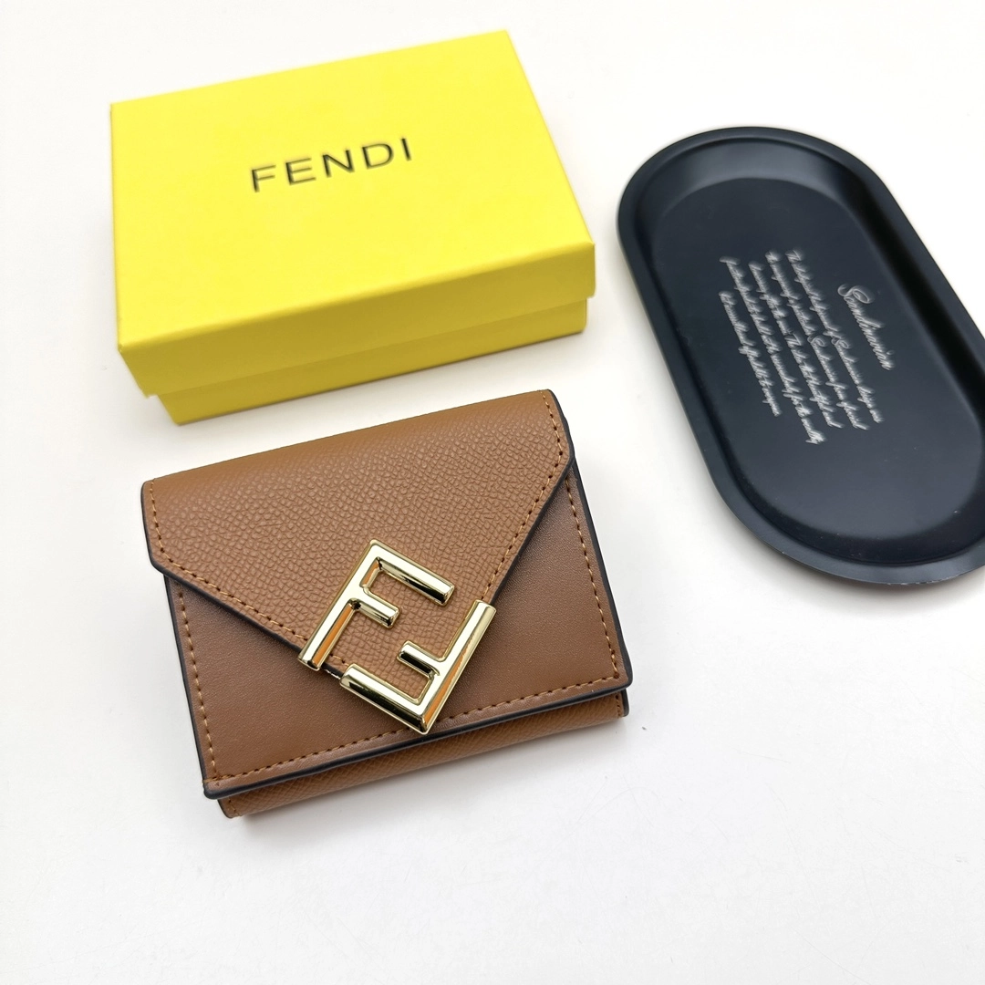 フェンディ「Fendi」高級エンボス牛革の大きな イタリア製財布