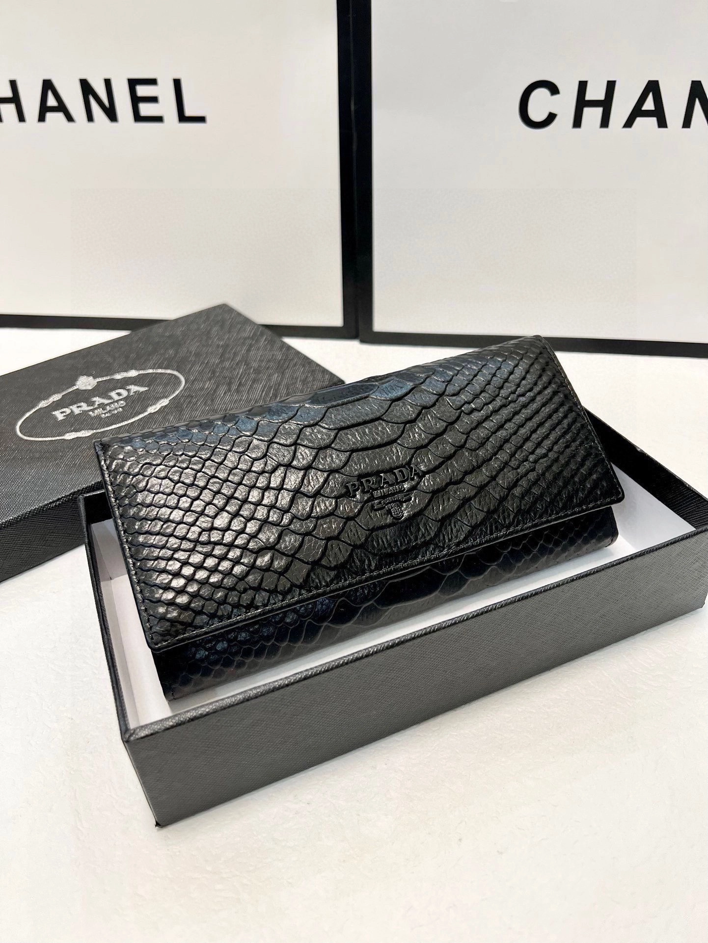 プラダ「Prada」 レディース財布 2色