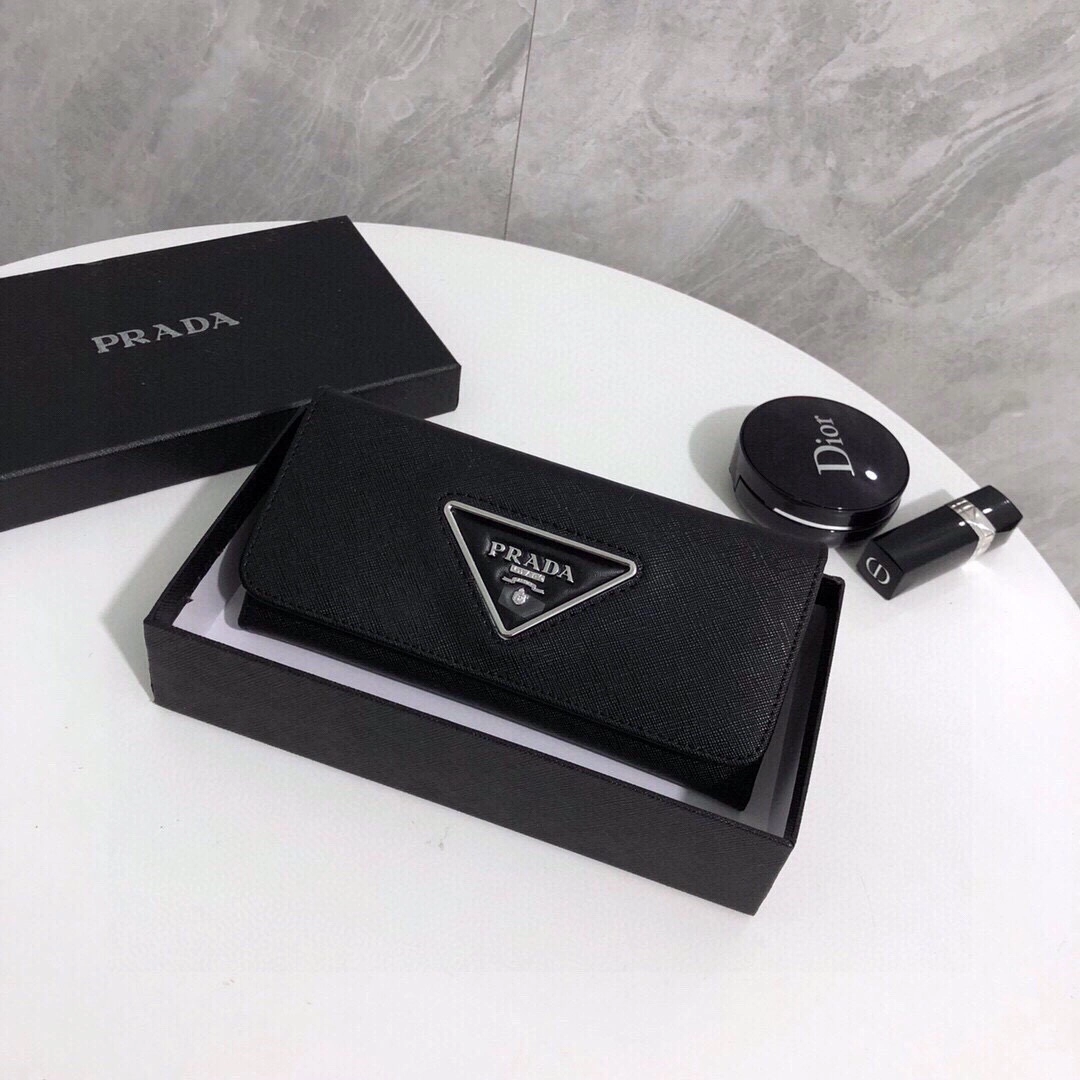 プラダ「Prada」サフィアーノレザー二つ折り財布