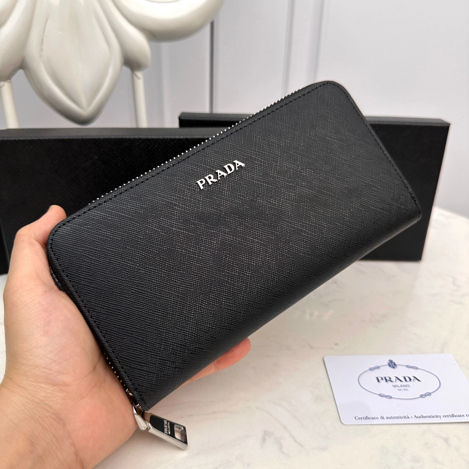 プラダ「PRADA」プレミアムレザー ジップウォレット「おしゃれ男性必携」