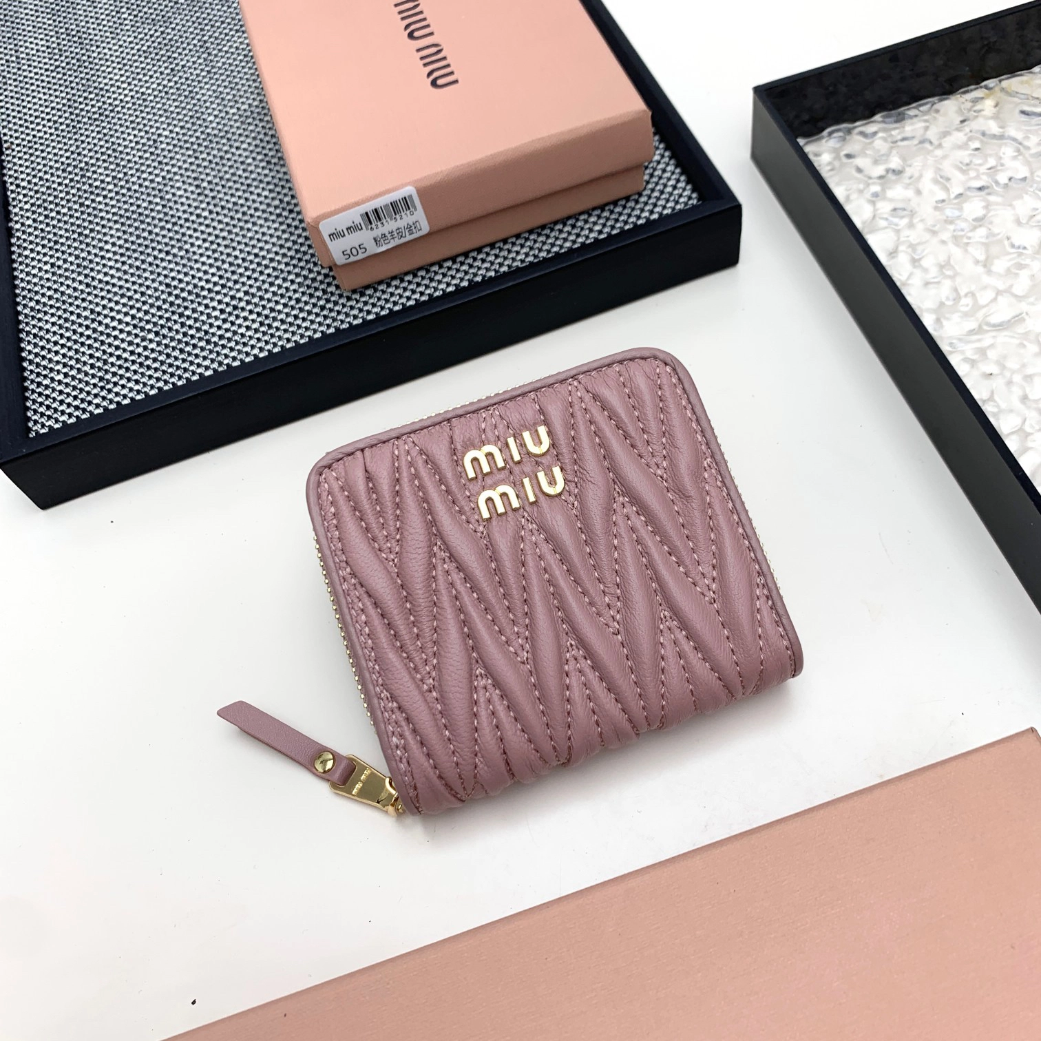 ミュウミュウ「Miu Miu」マテラッセレザー ジップアラウンド財布