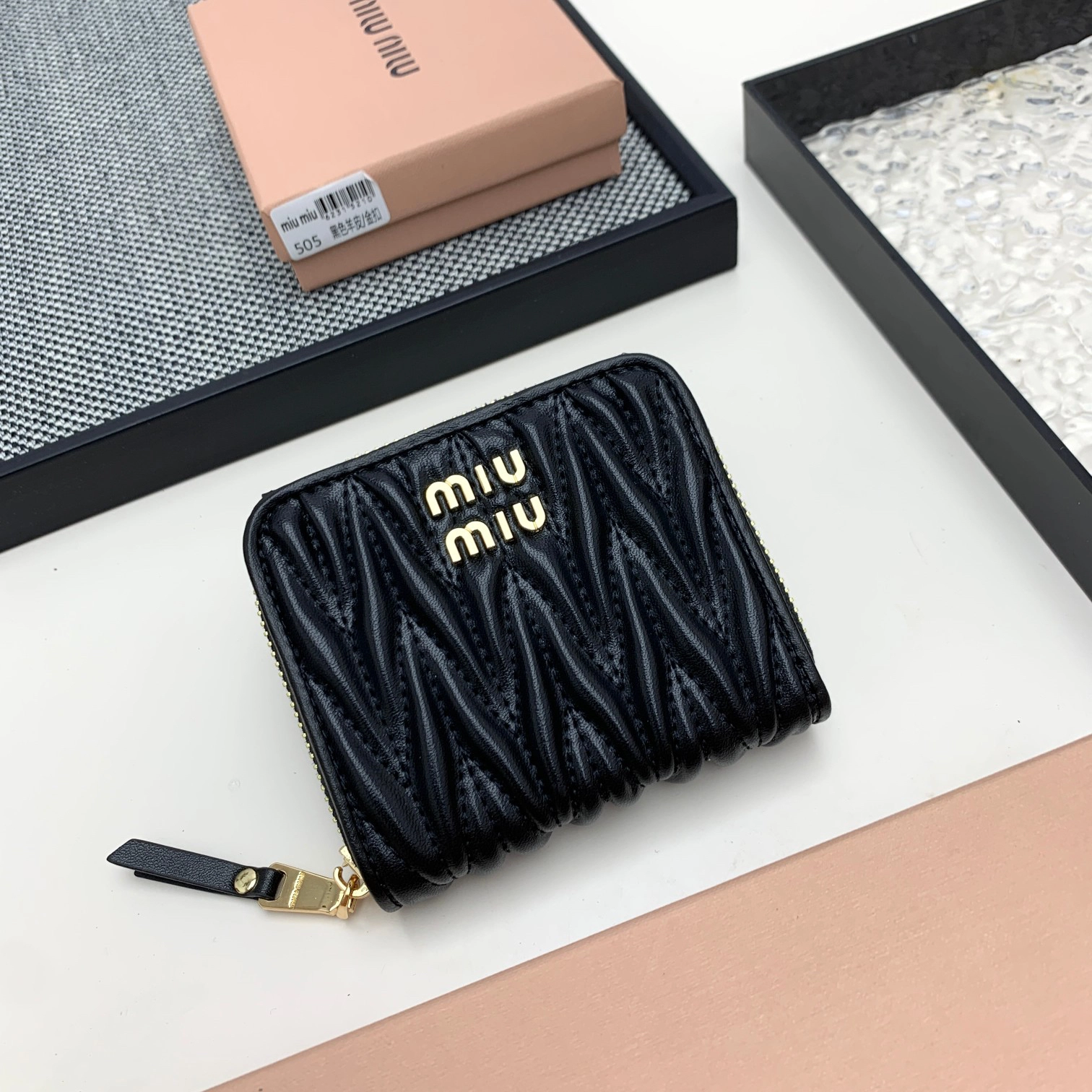 ミュウミュウ「Miu Miu」マテラッセレザー ジップアラウンド財布