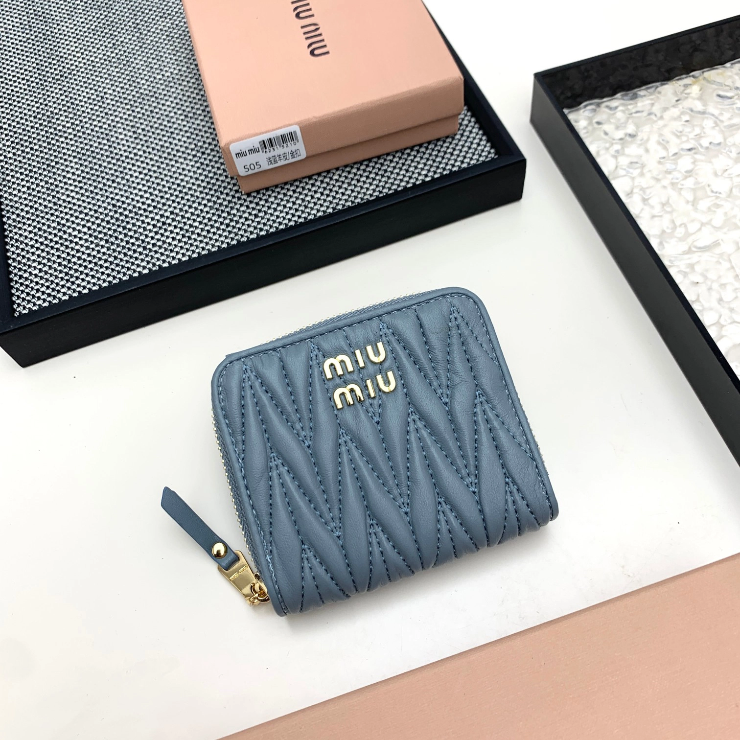 ミュウミュウ「Miu Miu」マテラッセレザー ジップアラウンド財布