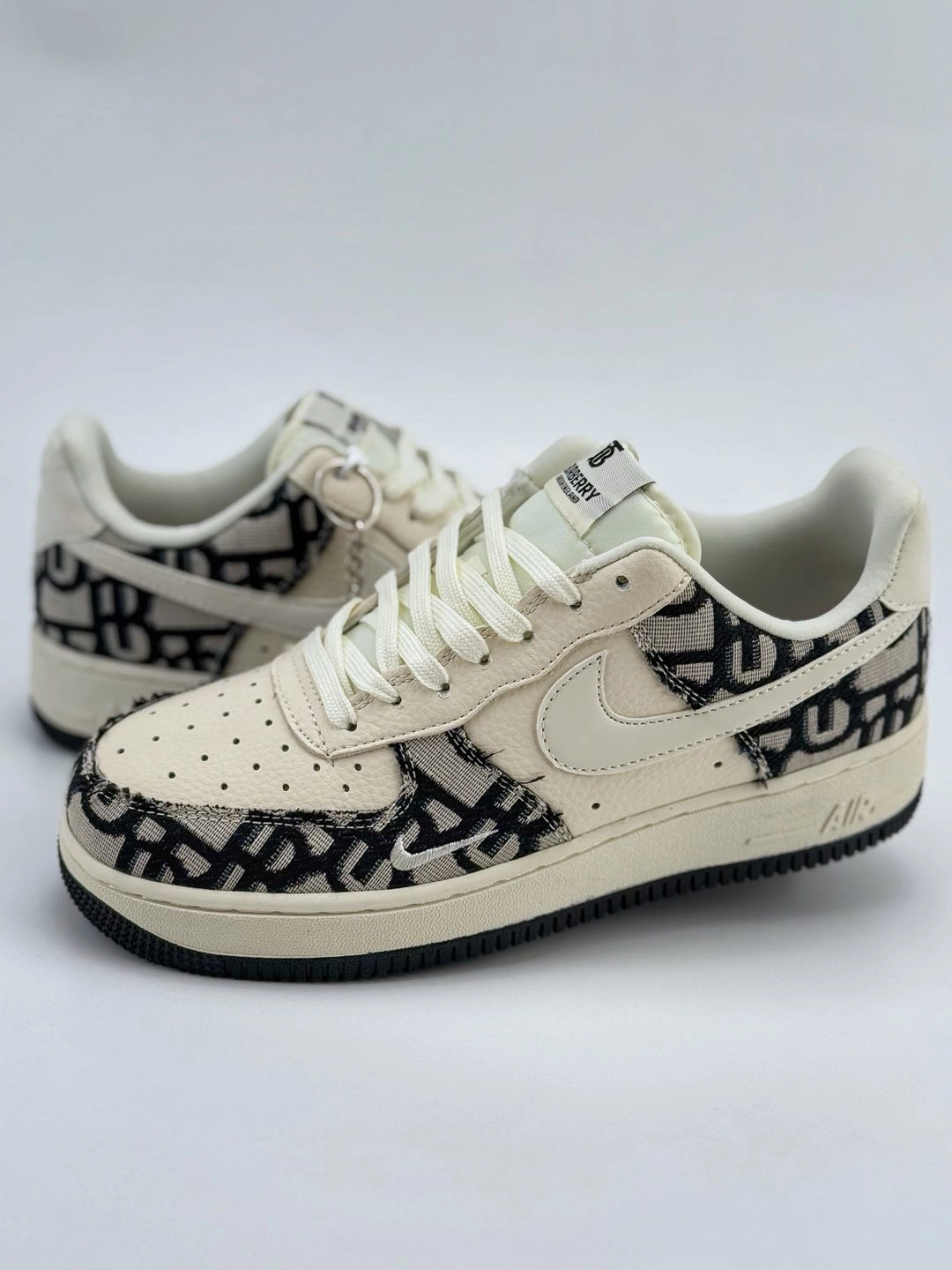「コラボモデル」Burberry x NikeAir Force 1 Low '07 スニーカー