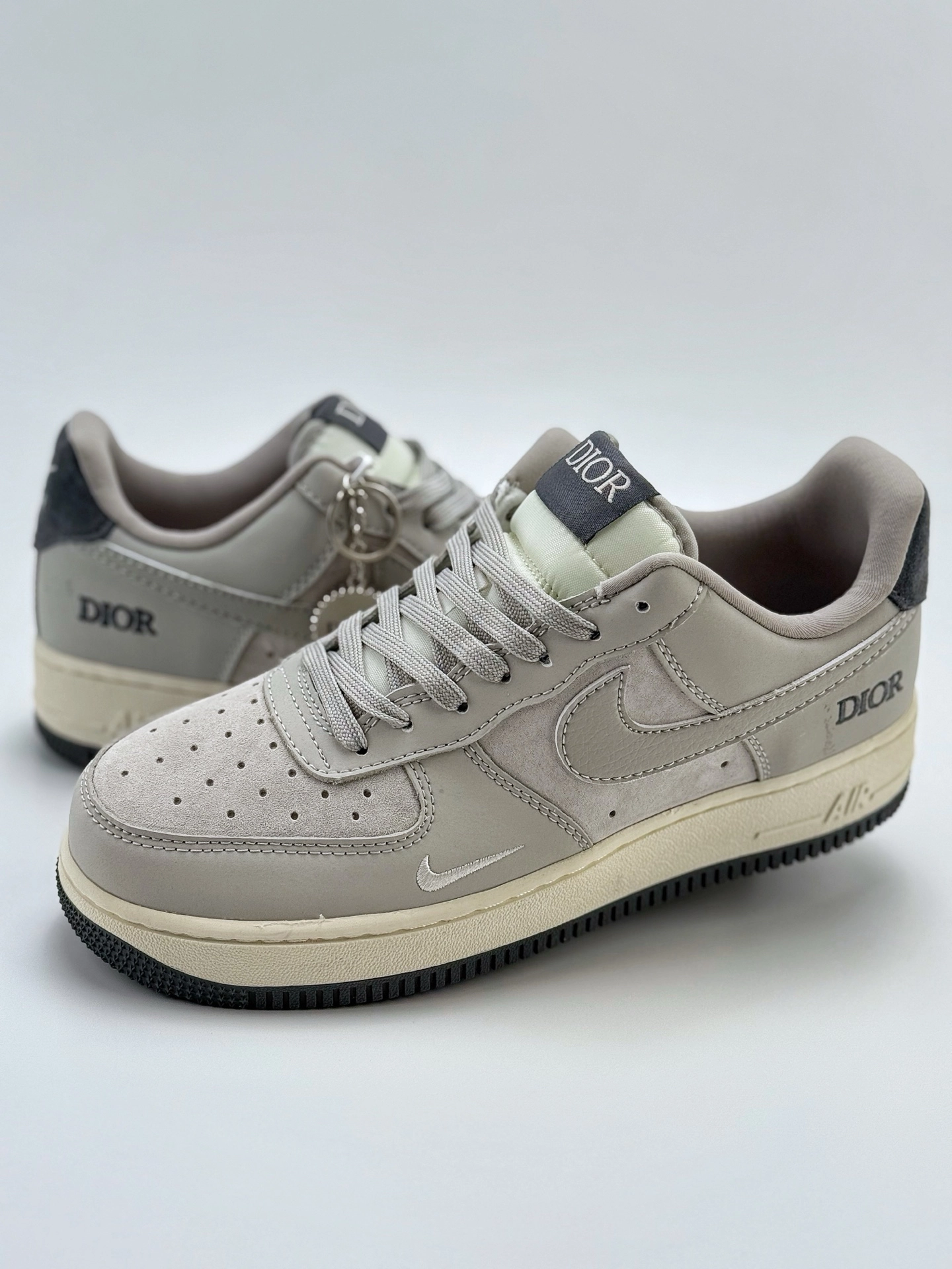 「コラボモデル」Dior x Nikeグレーホワイト スモールスウッシュ スニーカー